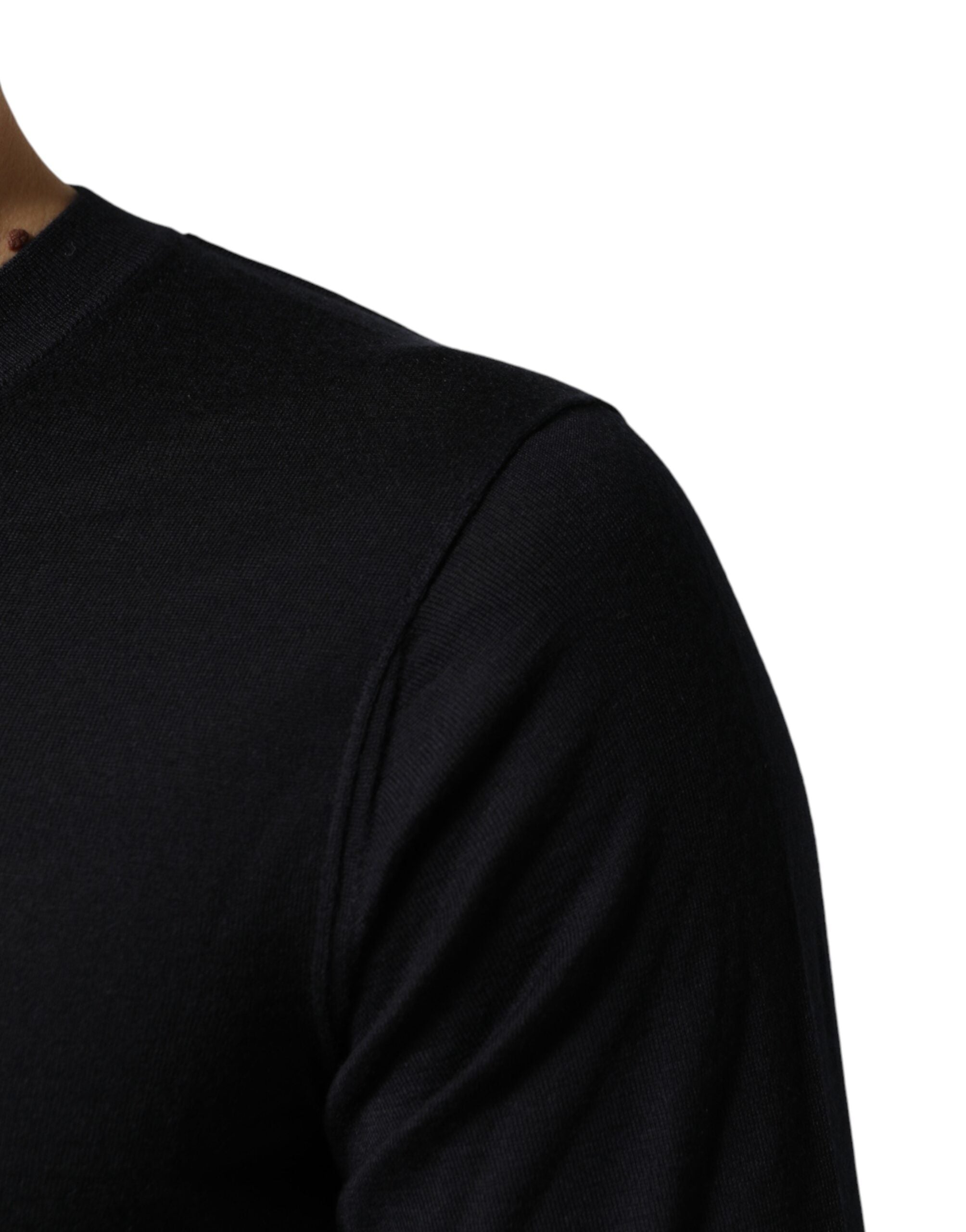 Pull homme Dolce & Gabbana en cachemire noir à col en V, style élégant et confortable, visible en détail dans l'image.
