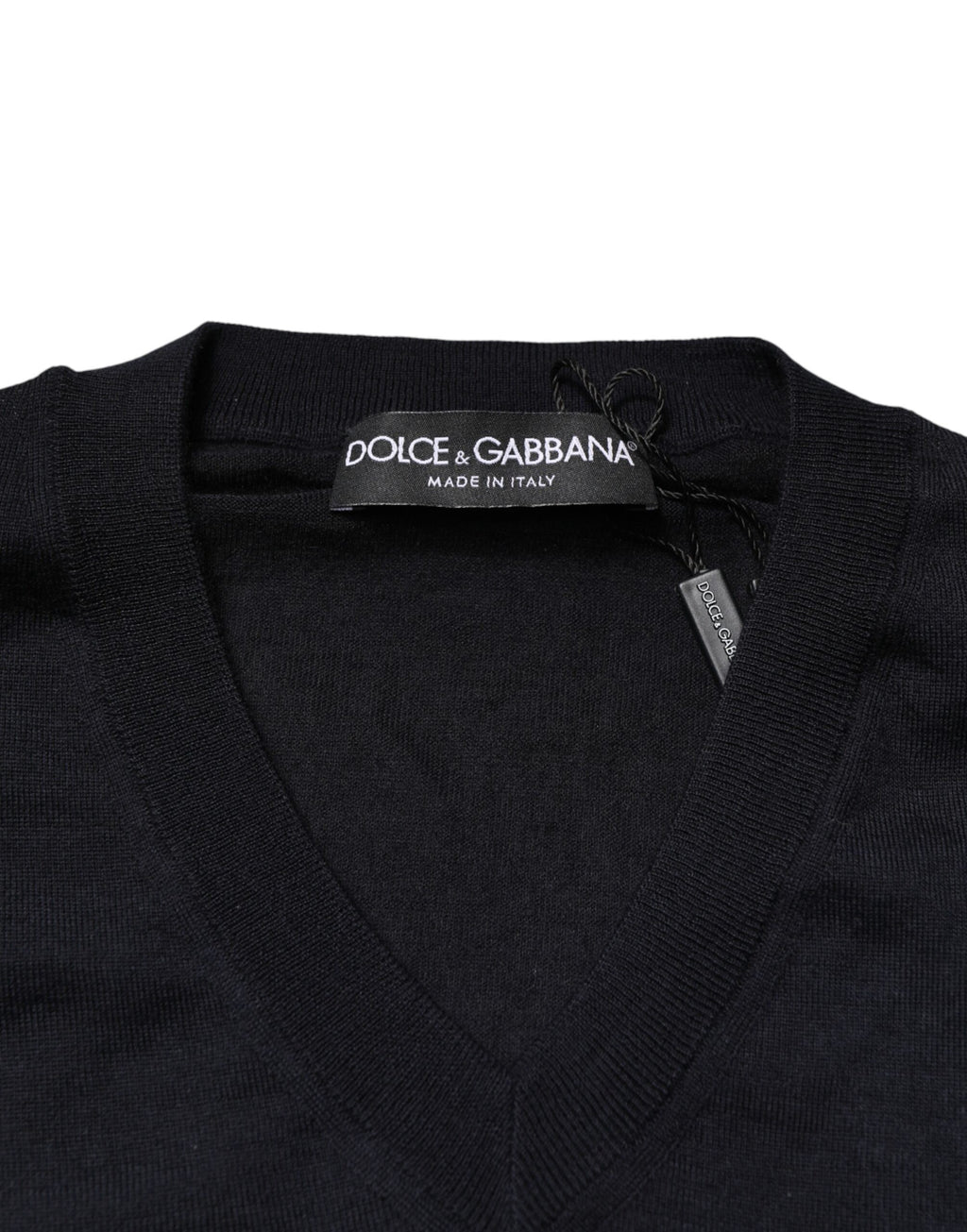 Pull en cachemire noir Dolce & Gabbana à col en V pour homme, doux et élégant, visible en gros plan.