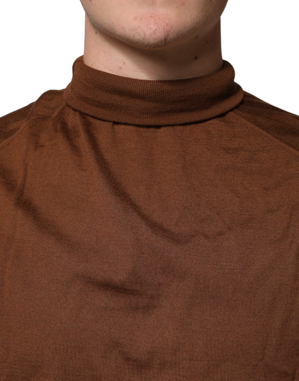 Pull en cachemire marron Dolce & Gabbana à col roulé, doux et élégant, porté en gros plan sur un mannequin.