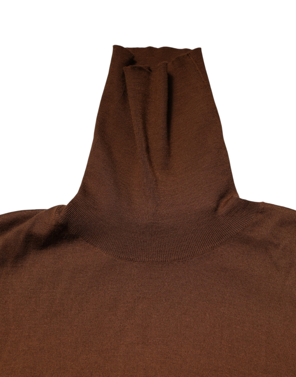 Pull-over en cachemire marron Dolce & Gabbana à col roulé, doux et chaud, porté sur un mannequin.