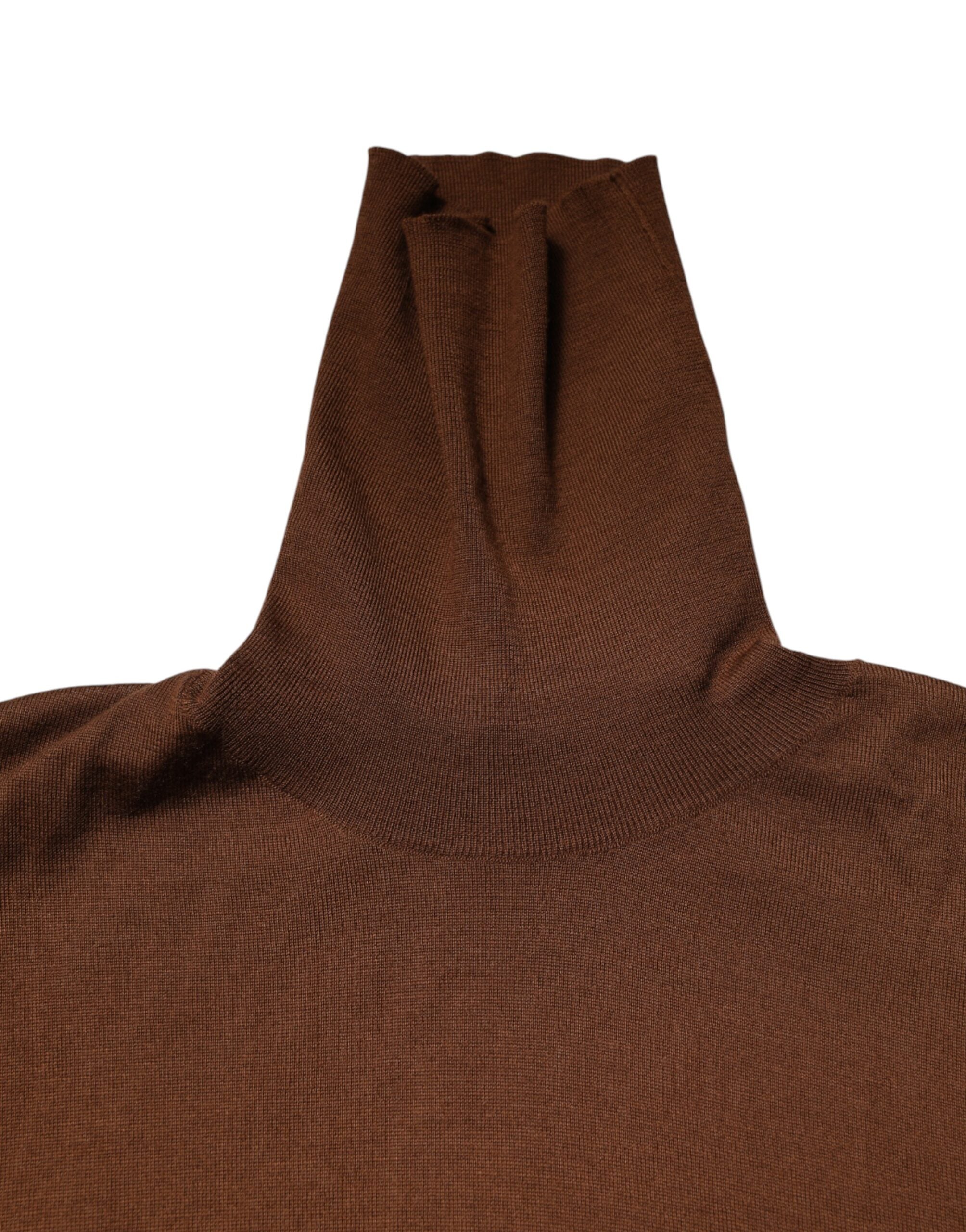 Pull-over en cachemire marron Dolce & Gabbana à col roulé, doux et chaud, porté sur un mannequin.