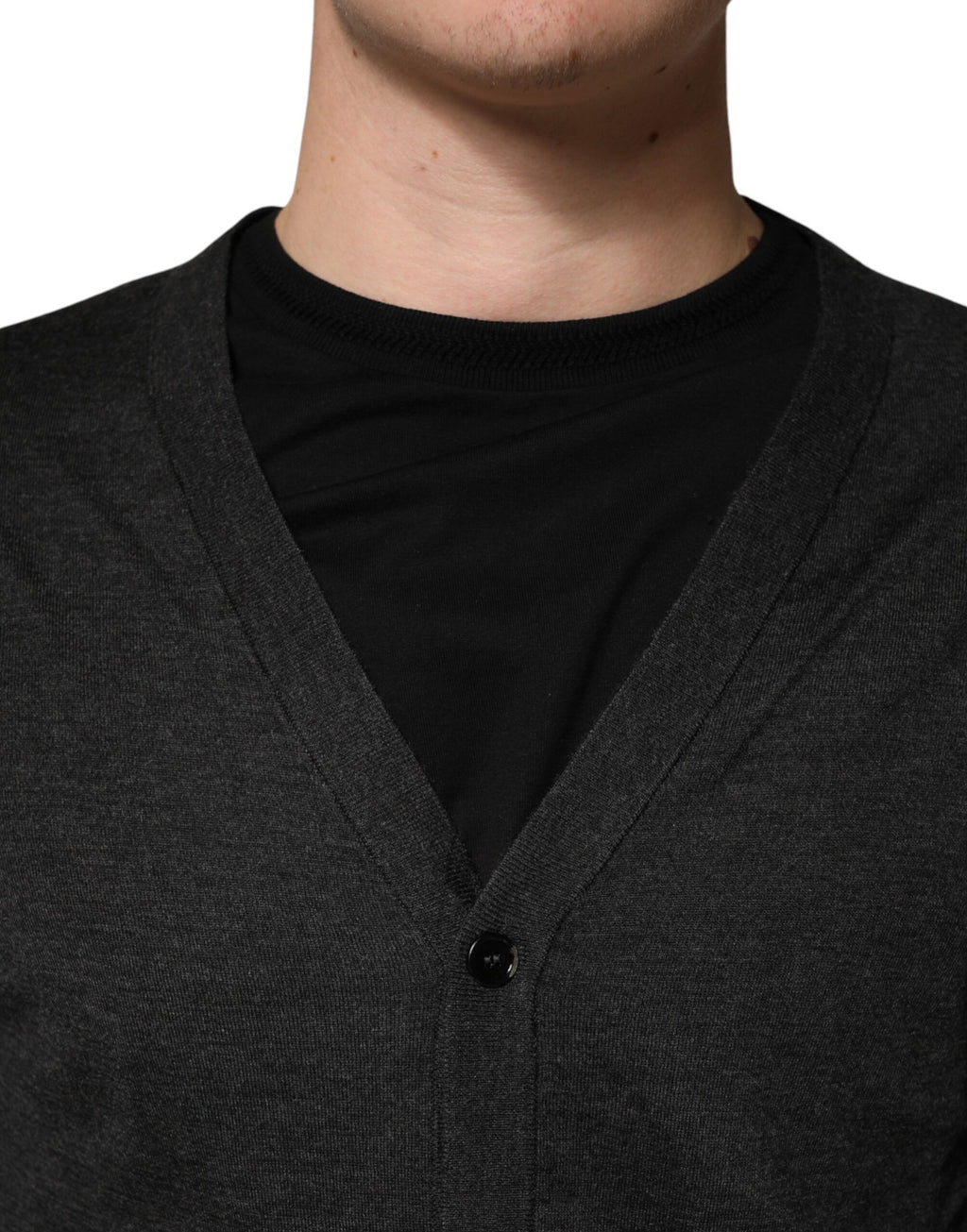 Pull en cachemire noir Dolce & Gabbana à boutons pour homme, détails élégants et design classique.