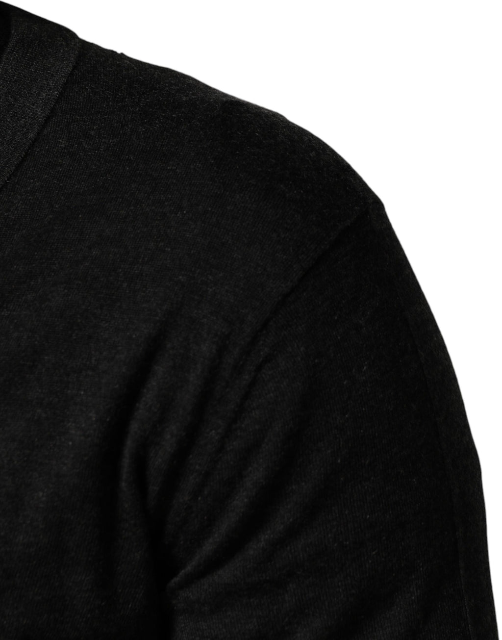 Cardigan pour homme Dolce & Gabbana en cachemire noir à boutons, élégant et chaud, porté sur un mannequin.