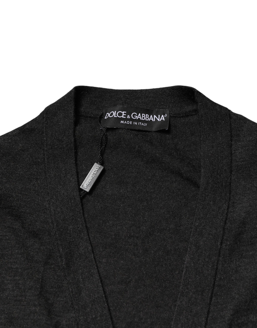 Cardigan homme en cachemire noir Dolce & Gabbana avec boutons, style élégant et chaud, porté par un mannequin.