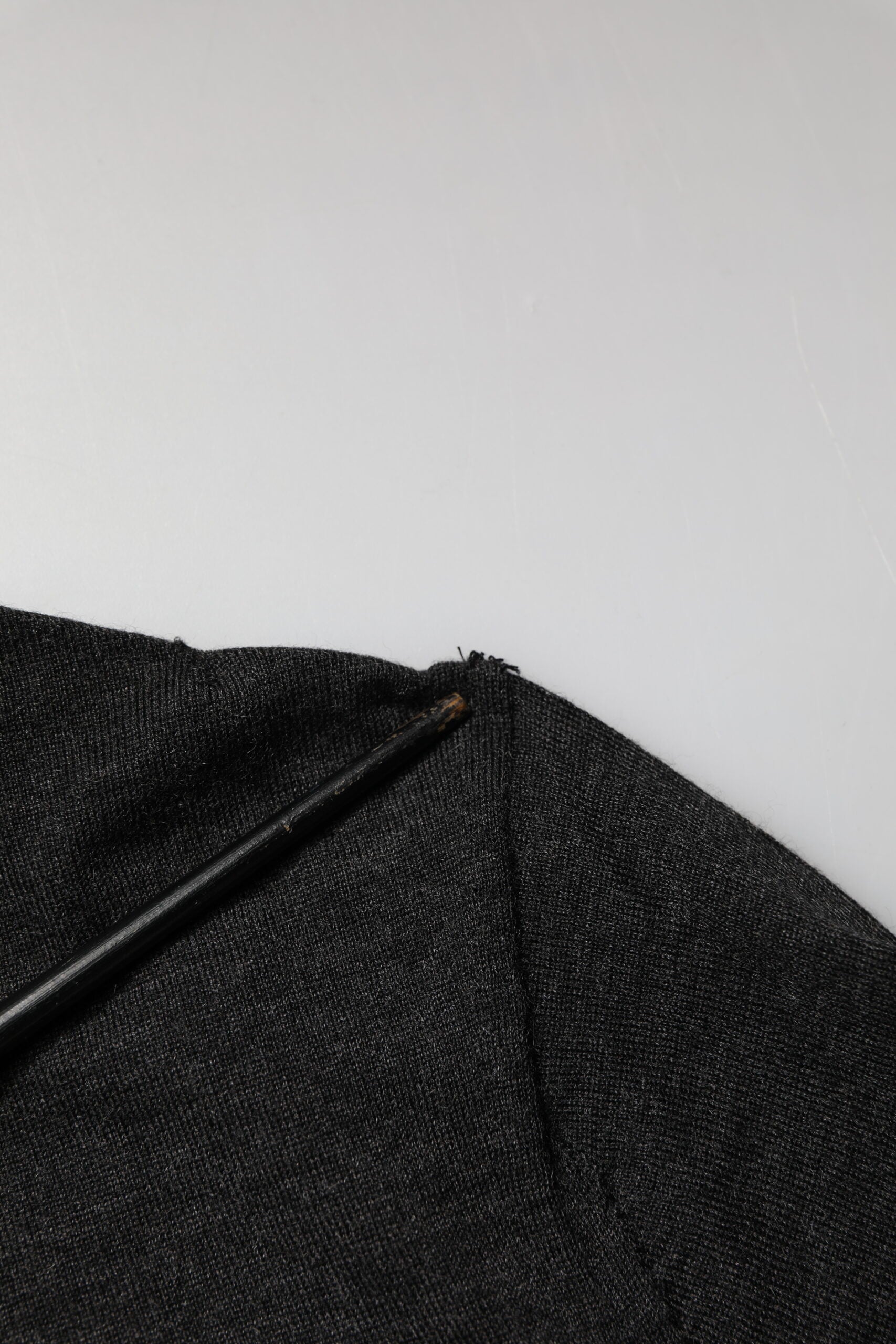 Pull pour homme Dolce & Gabbana en cachemire noir à boutons, cardigan élégant avec détails sophistiqués.