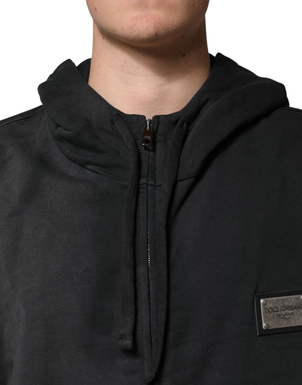 Sweat à capuche zippé noir Dolce & Gabbana avec logo, en coton, porté sur un mannequin.