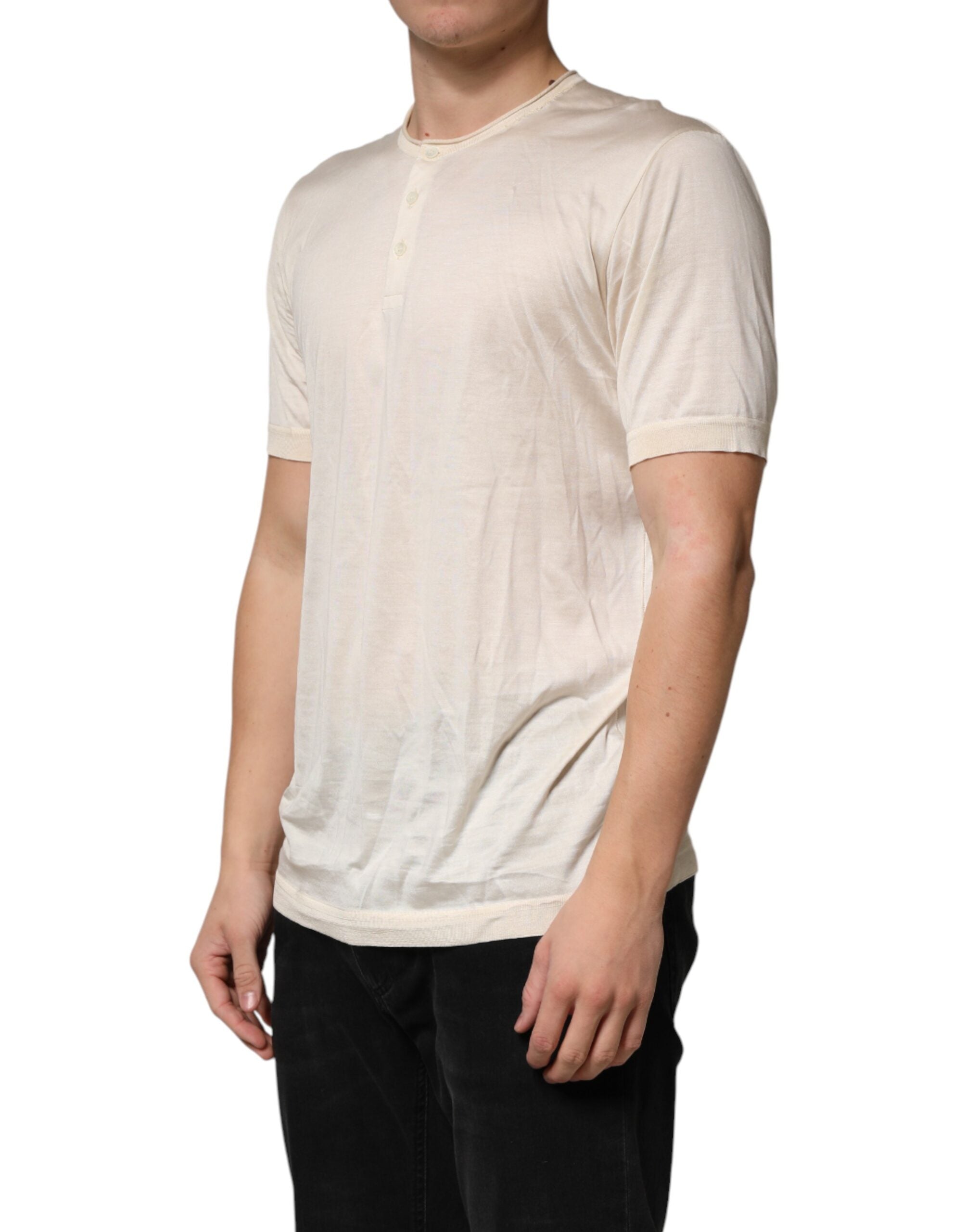 Homme portant un t-shirt henley blanc en coton mélangé de Dolce & Gabbana, coupe décontractée et style élégant.