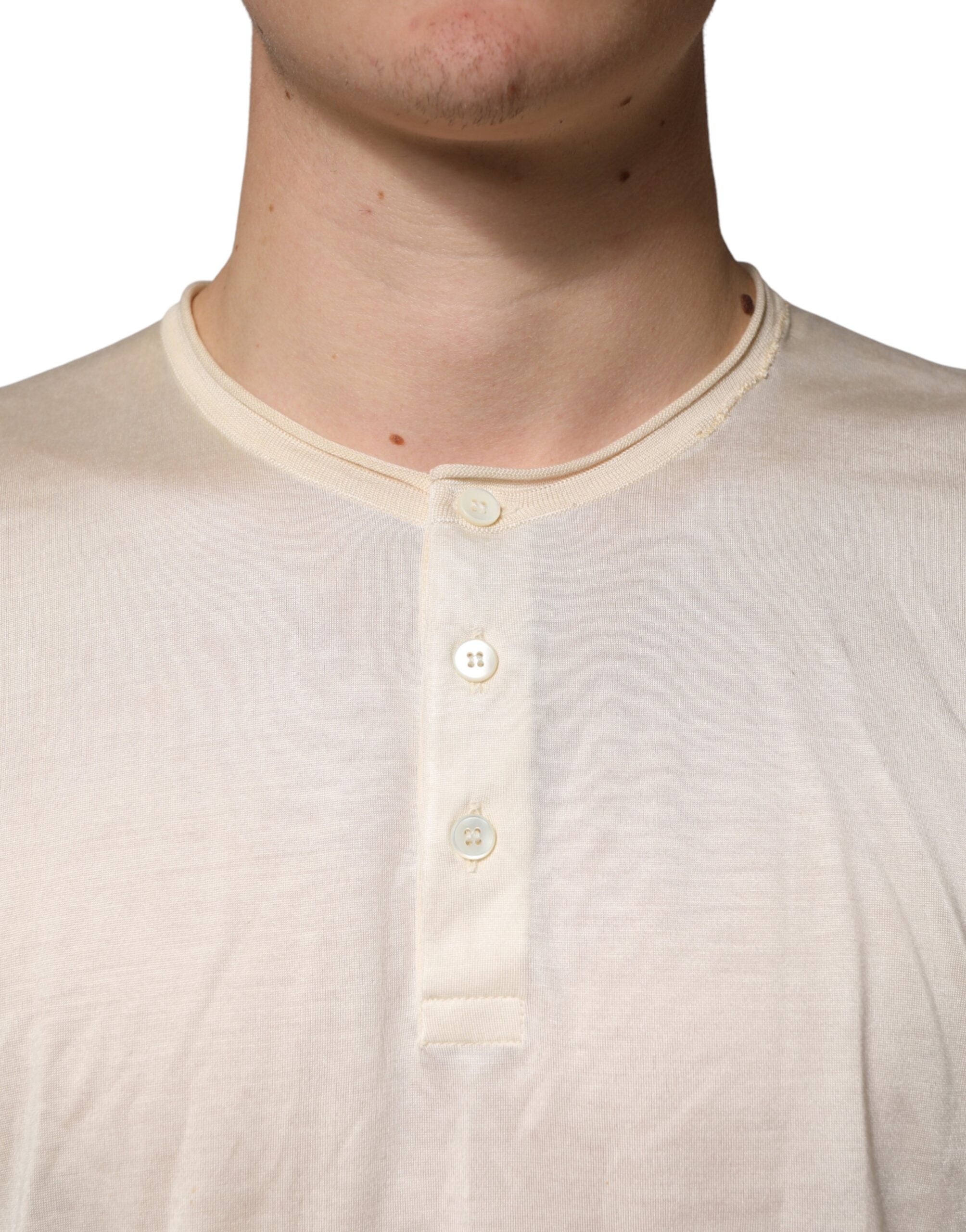 T-shirt homme Dolce & Gabbana en coton mélangé blanc avec col henley, décontracté et élégant.