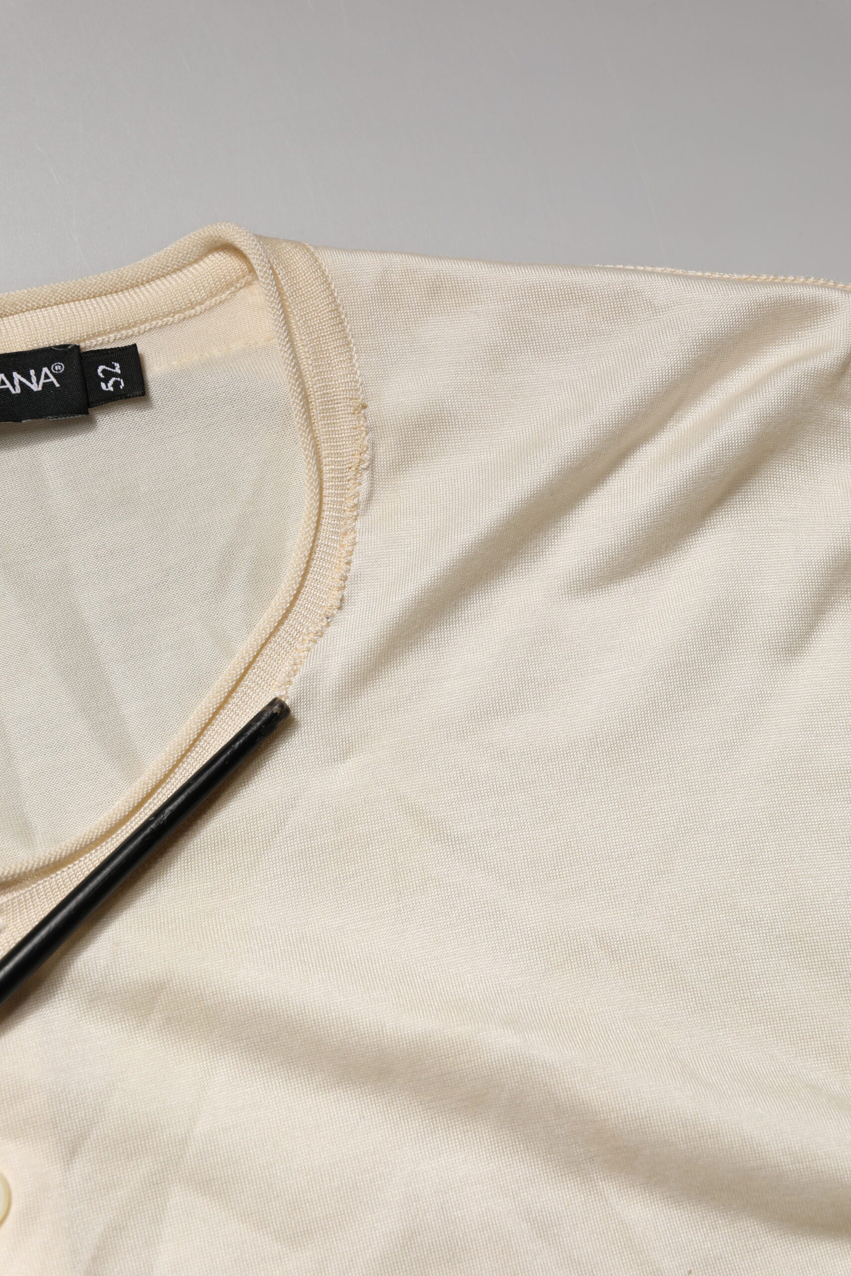 T-shirt homme Dolce & Gabbana en coton mélangé blanc avec col Henley, style décontracté et élégant.
