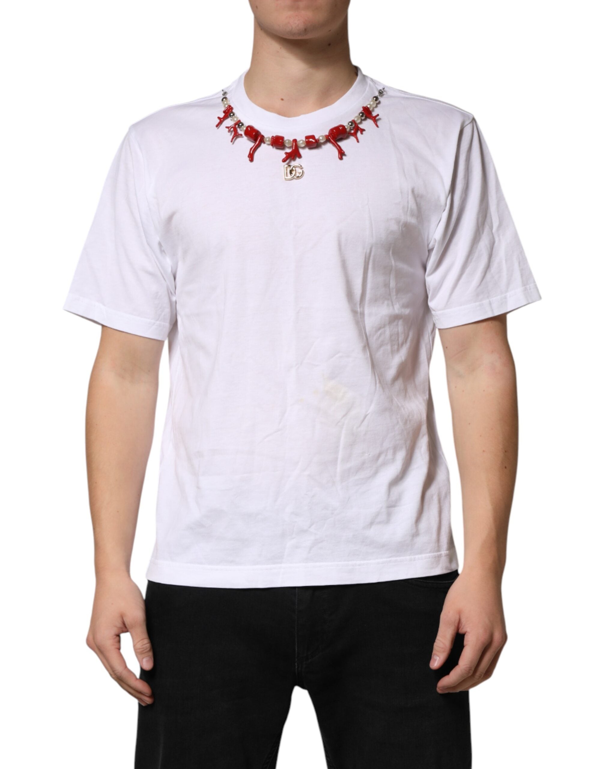 T-shirt blanc en coton Dolce & Gabbana avec col orné de bijoux, mode élégante et sophistiquée, vue de face.