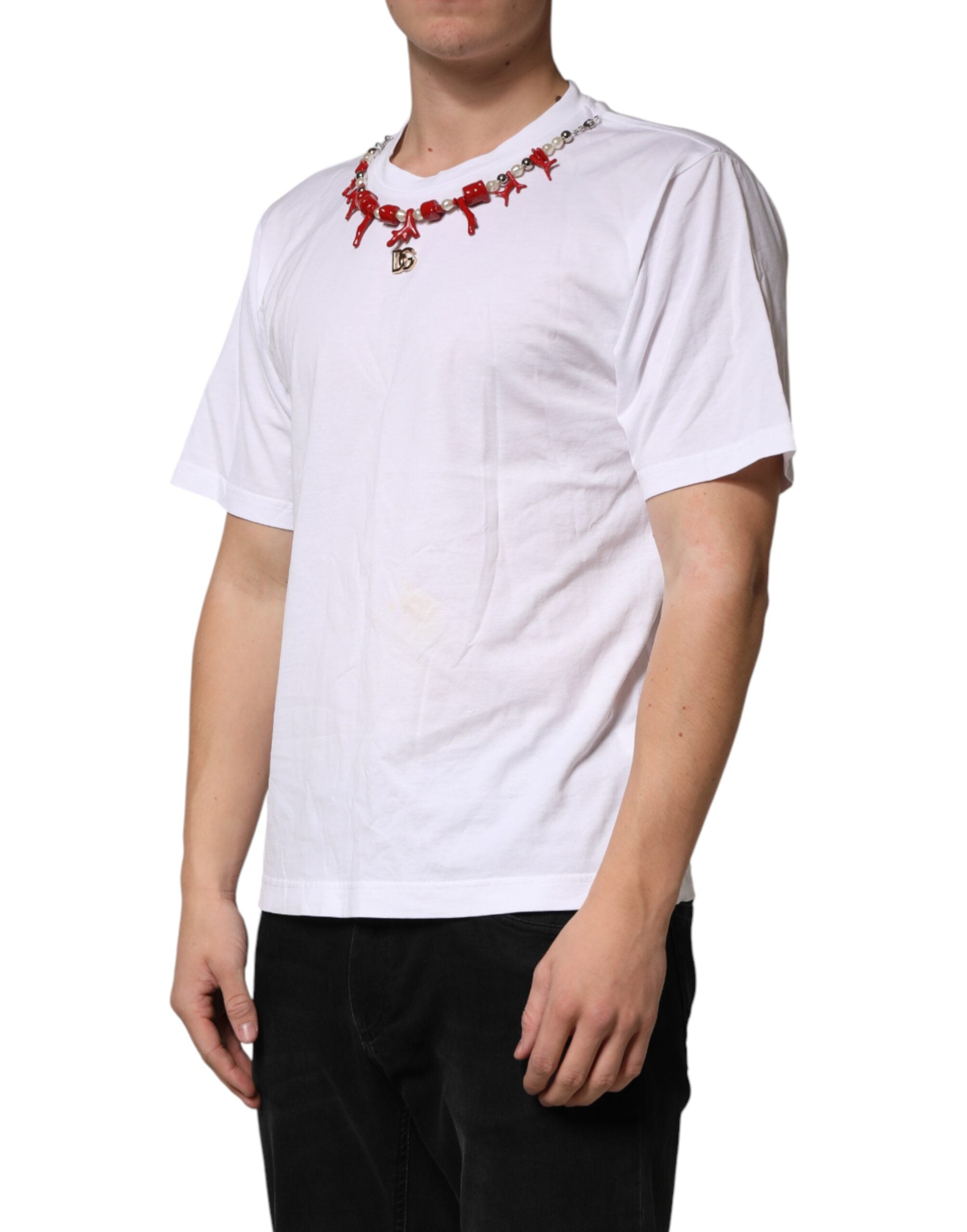 T-shirt blanc en coton Dolce & Gabbana avec collier orné de détails élégants, vue de face.