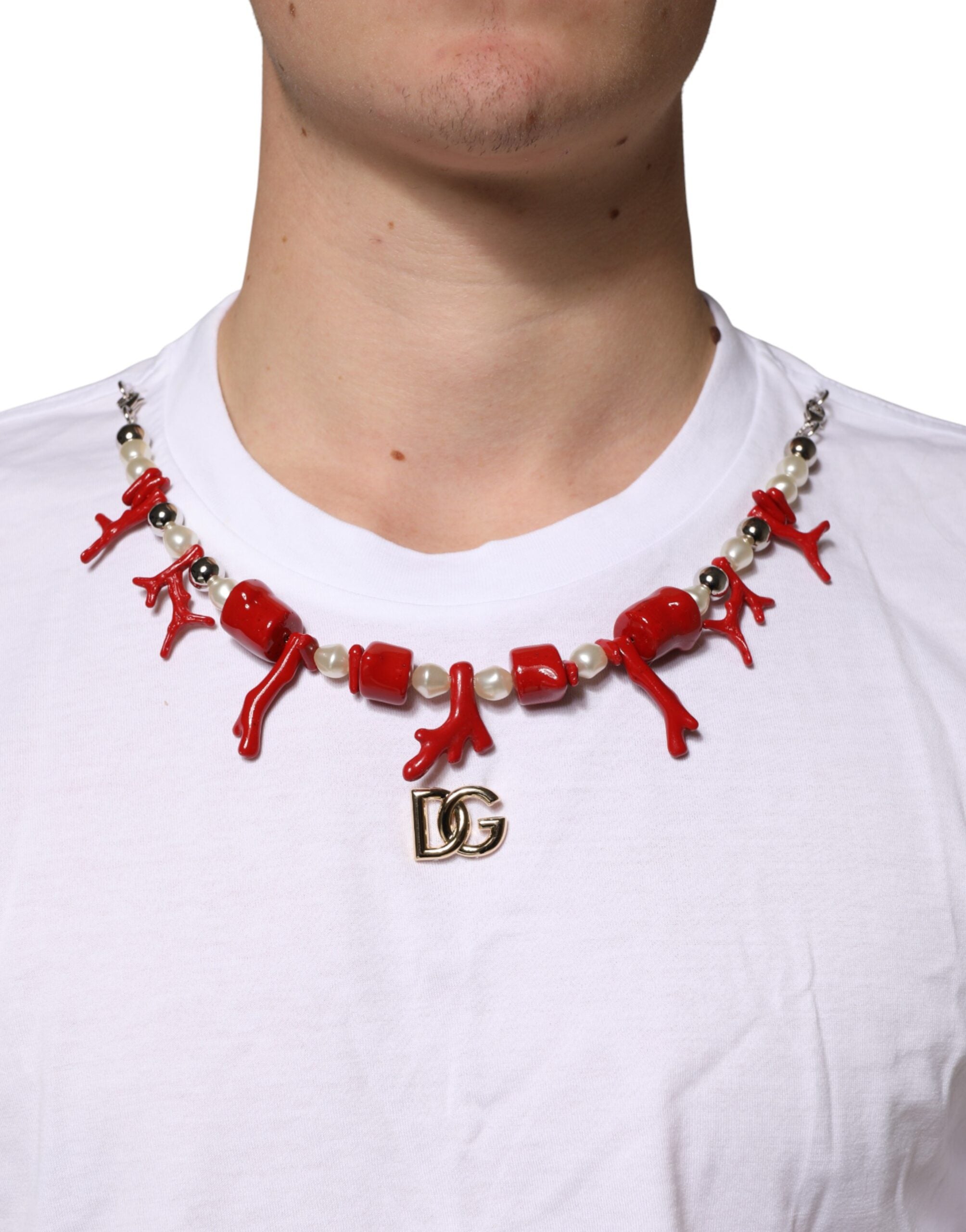 T-shirt blanc en coton Dolce & Gabbana avec collier orné de détails élégants, vue de face.