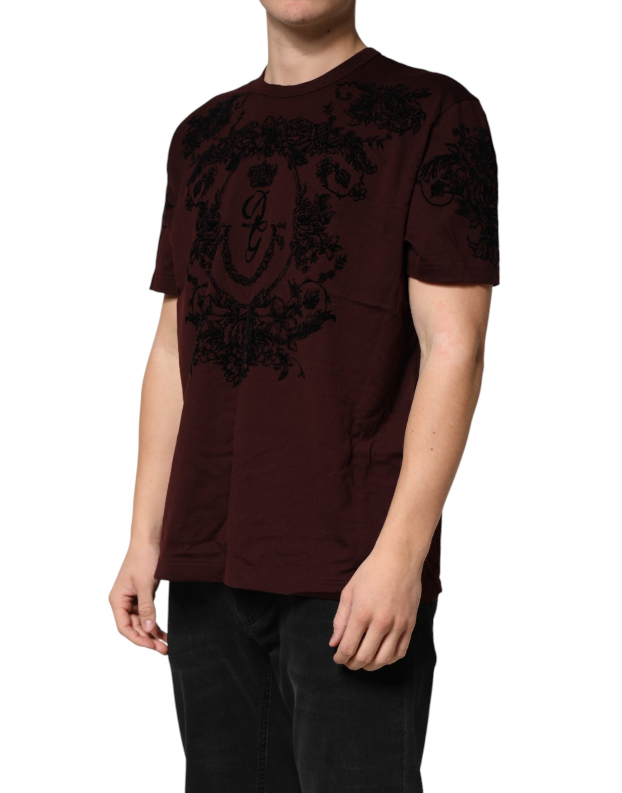 T-shirt homme Dolce & Gabbana à col rond bordeaux avec motif floral DG Crown, style décontracté et élégant.