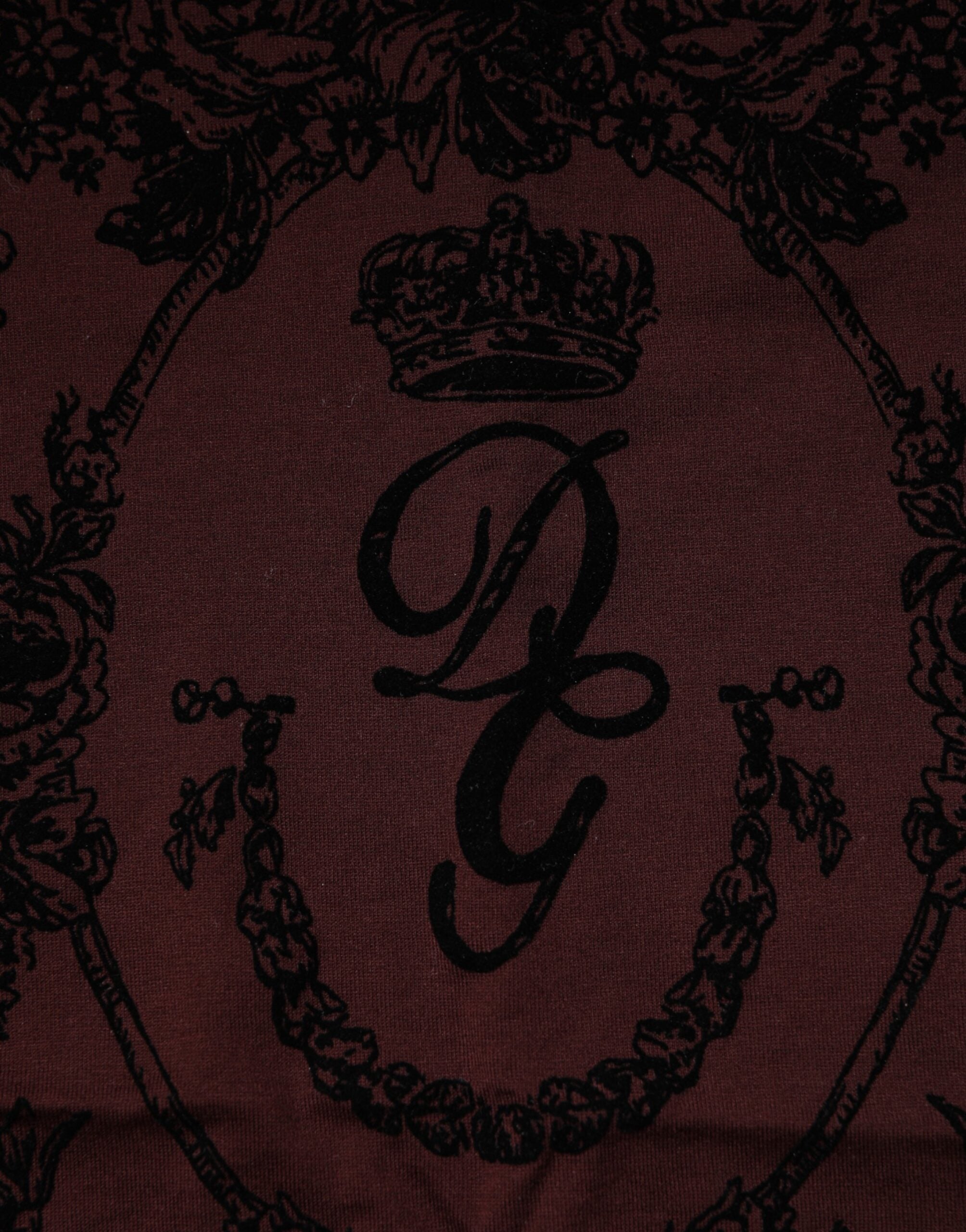 T-shirt homme Dolce & Gabbana floral bordeaux avec logo DG, col ras du cou et motif couronne, style élégant et moderne.