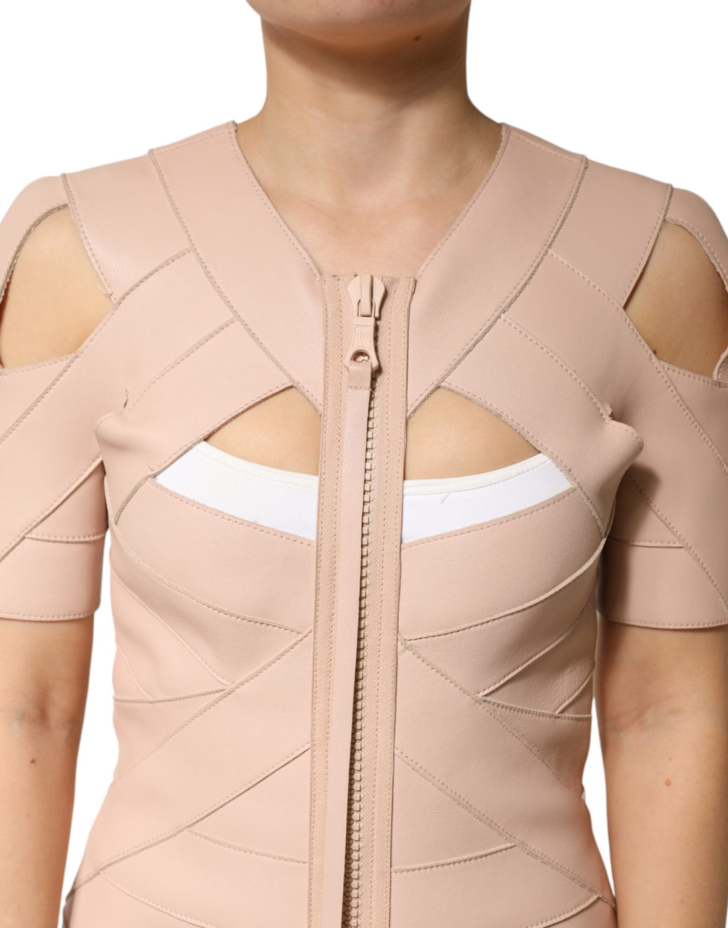 Robe courte beige en cuir à manches courtes de la marque Dsquared², ajustée et élégante, vue de face.