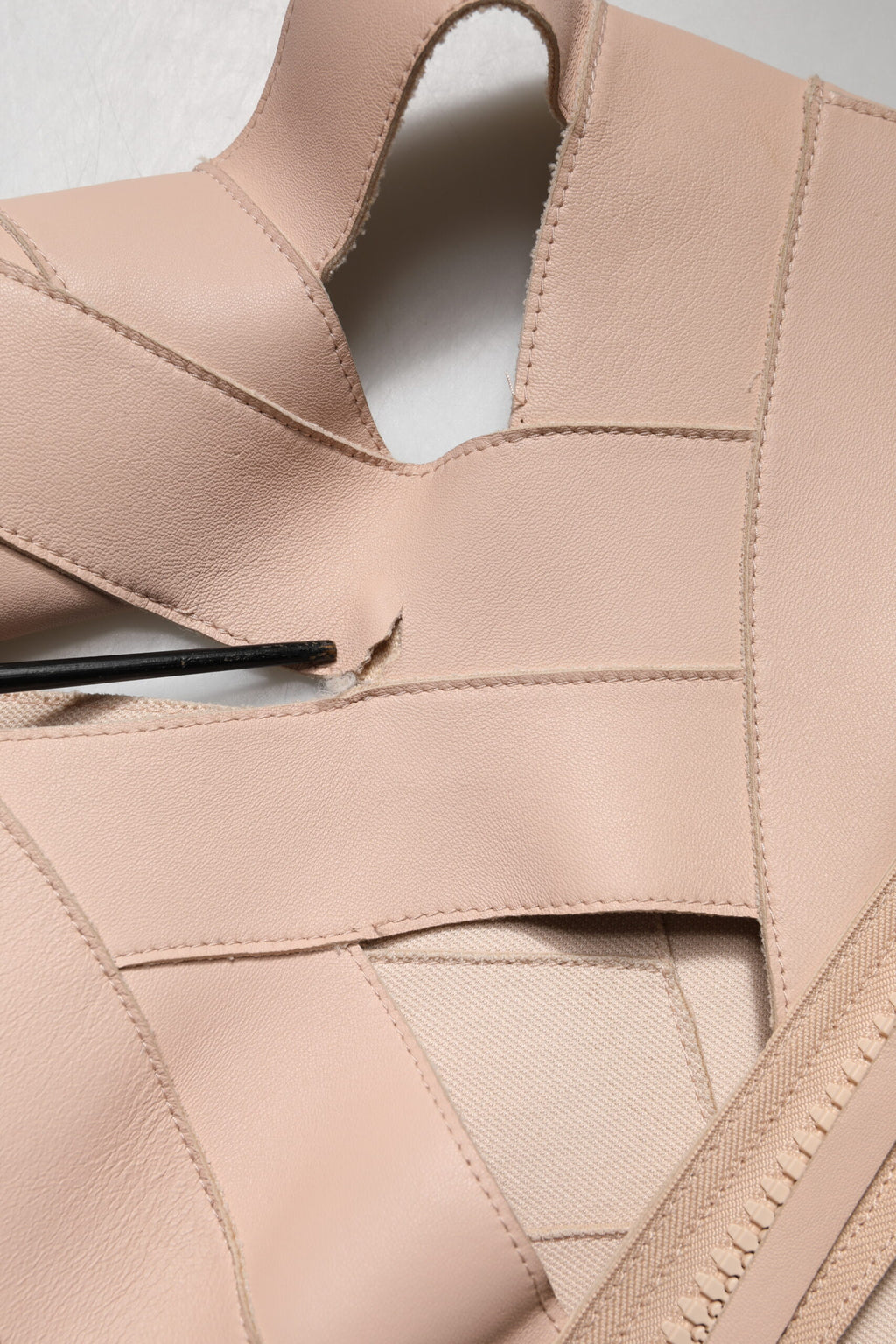 Robe courte en cuir beige Dsquared² à manches courtes, coupe ajustée et élégante, vue de face.