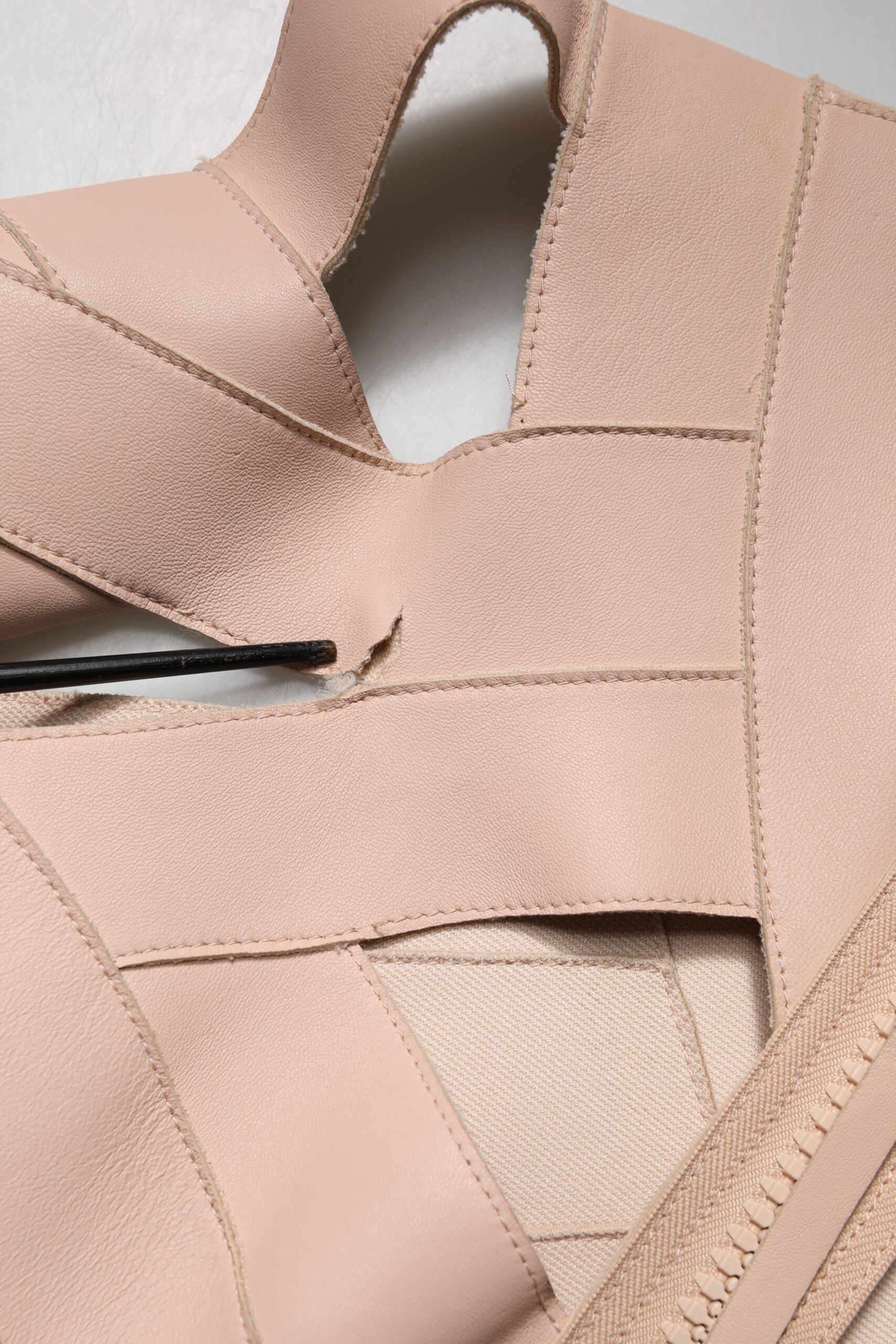 Robe courte en cuir beige Dsquared² à manches courtes, coupe ajustée et élégante, vue de face.