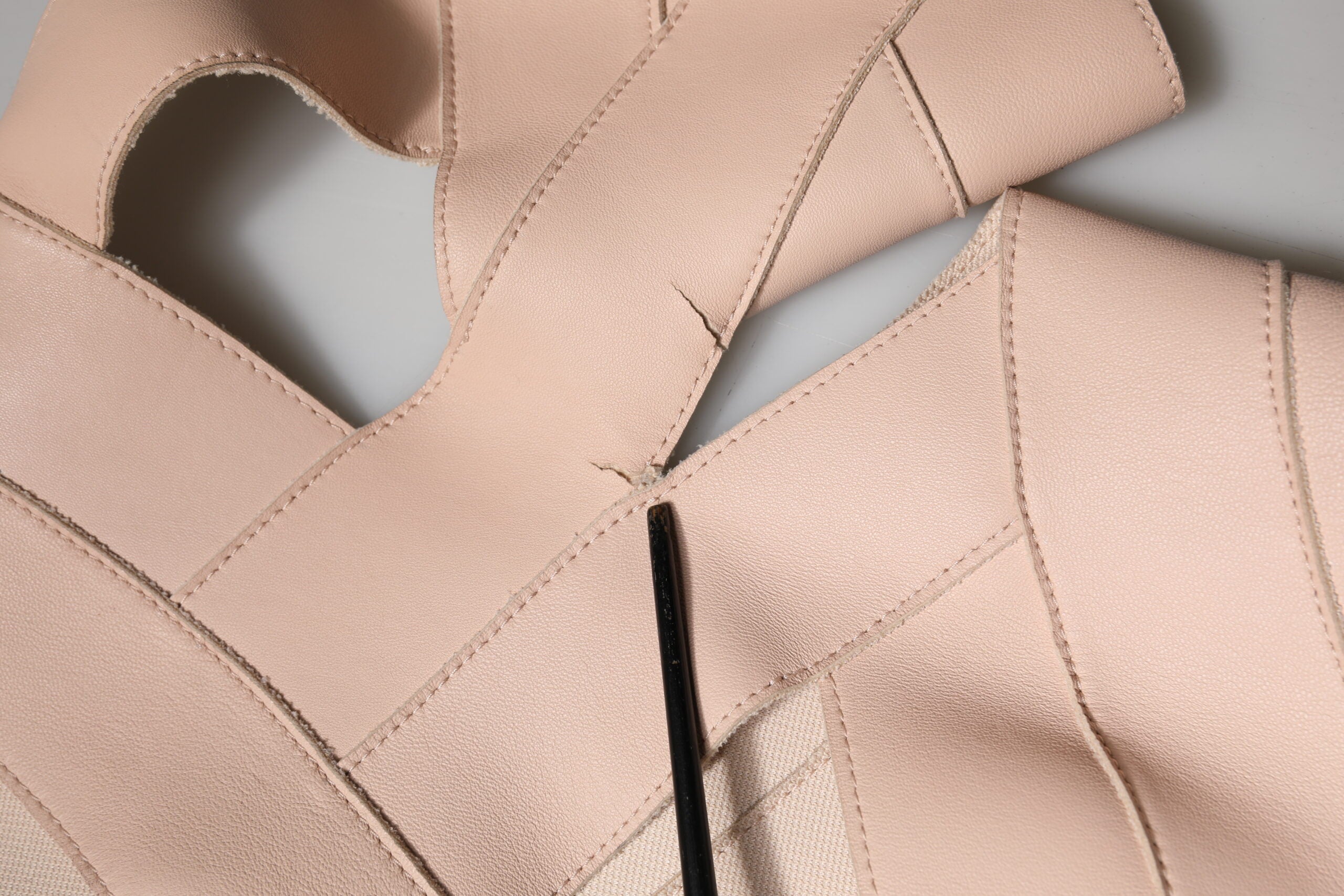 Robe courte beige en cuir Dsquared², manches courtes, coupe ajustée et élégante, vue de face sur un fond neutre.