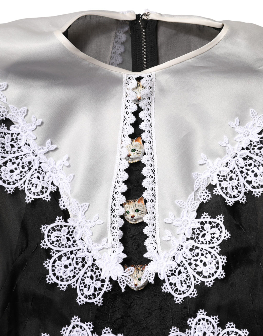 Robe midi en soie noire et blanche Dolce & Gabbana avec dentelle en macramé, élégante et sophistiquée, portée en soirée.