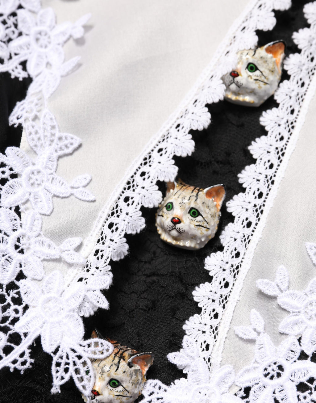 Robe midi en soie noire et blanche avec dentelle en macramé de Dolce & Gabbana, élégante et sophistiquée.