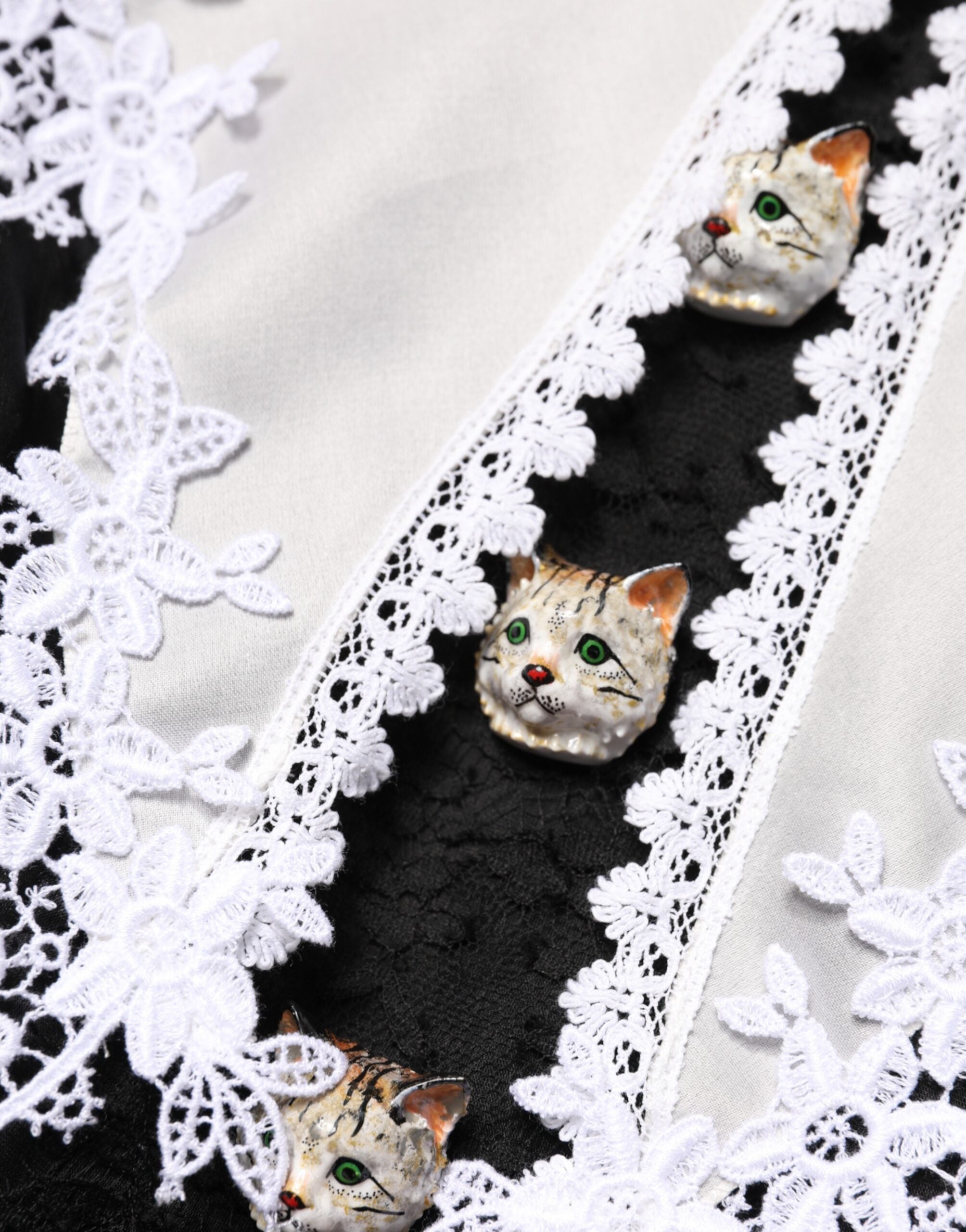 Robe midi en soie noire et blanche avec dentelle en macramé de Dolce & Gabbana, élégante et sophistiquée.