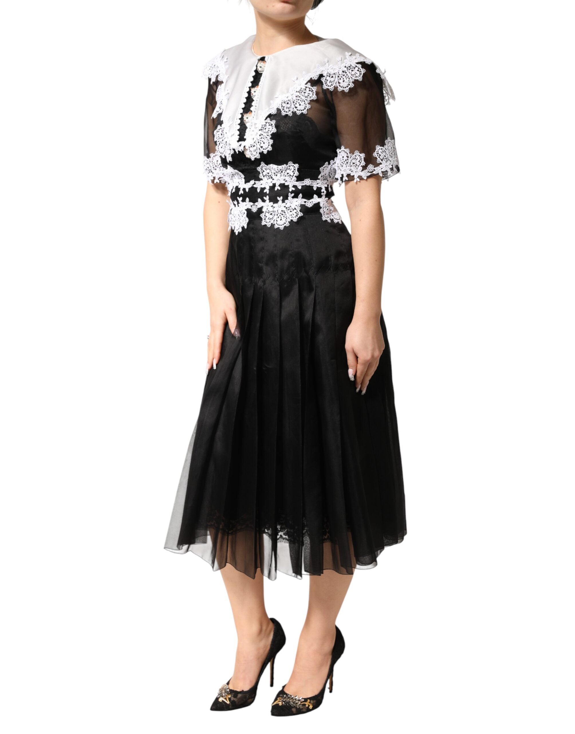 Robe midi en soie noire et blanche Dolce & Gabbana avec dentelle en macramé, élégante et sophistiquée.