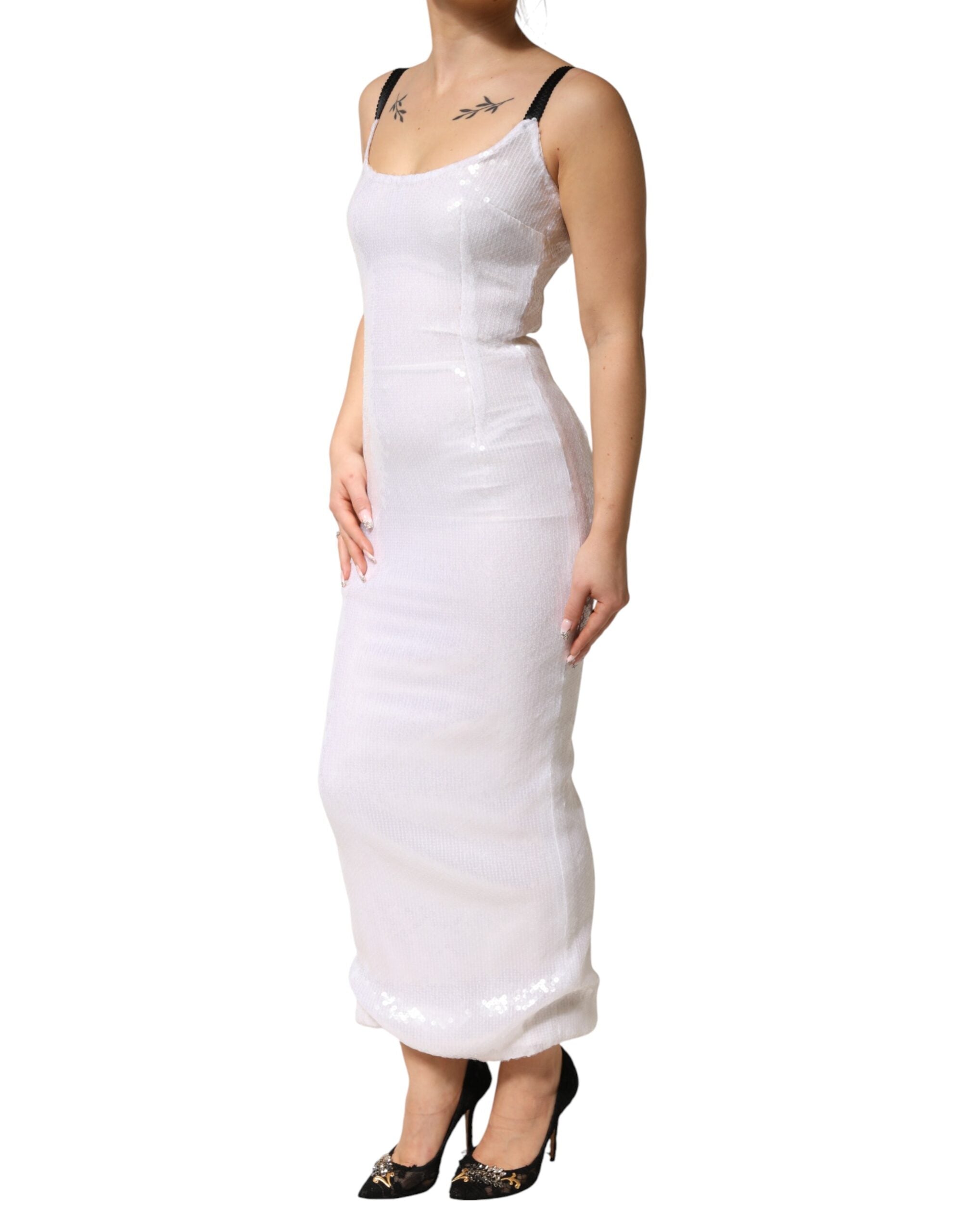 Robe sans manches en polyester blanc de la marque Dolce & Gabbana, coupe droite élégante, portée sur un fond neutre.