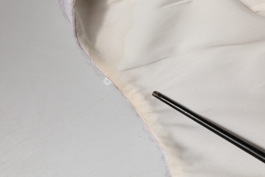 Robe sans manches en polyester blanche de la marque Dolce & Gabbana, coupe ajustée et élégante, vue de face.