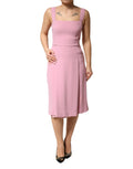 Robe midi sans manches de viscose rose de Dolce & Gabbana, coupe ajustée et élégante, visible sur un mannequin.