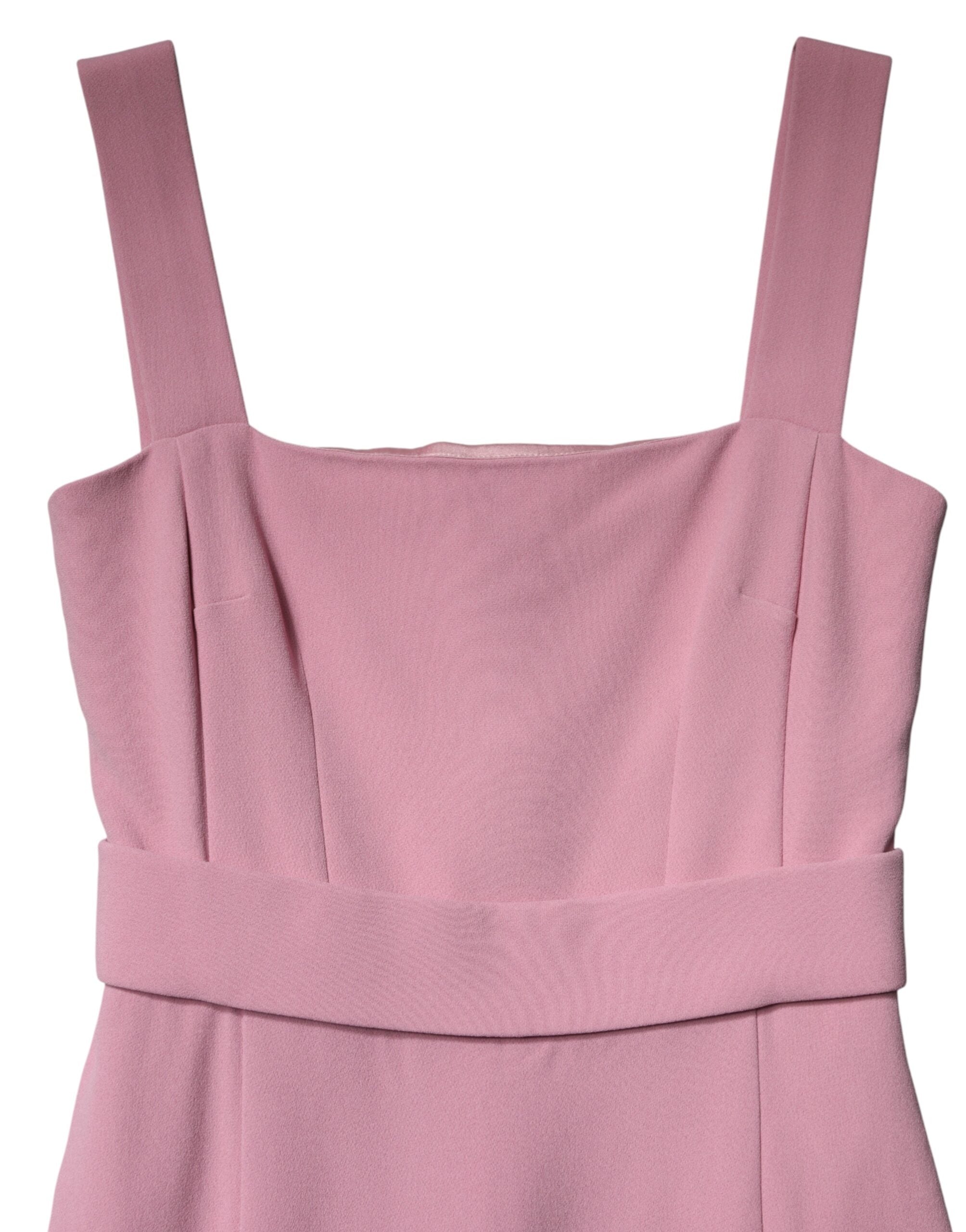 Robe midi sans manches en viscose rose de Dolce & Gabbana, coupe ajustée et élégante, portée sur mannequin.