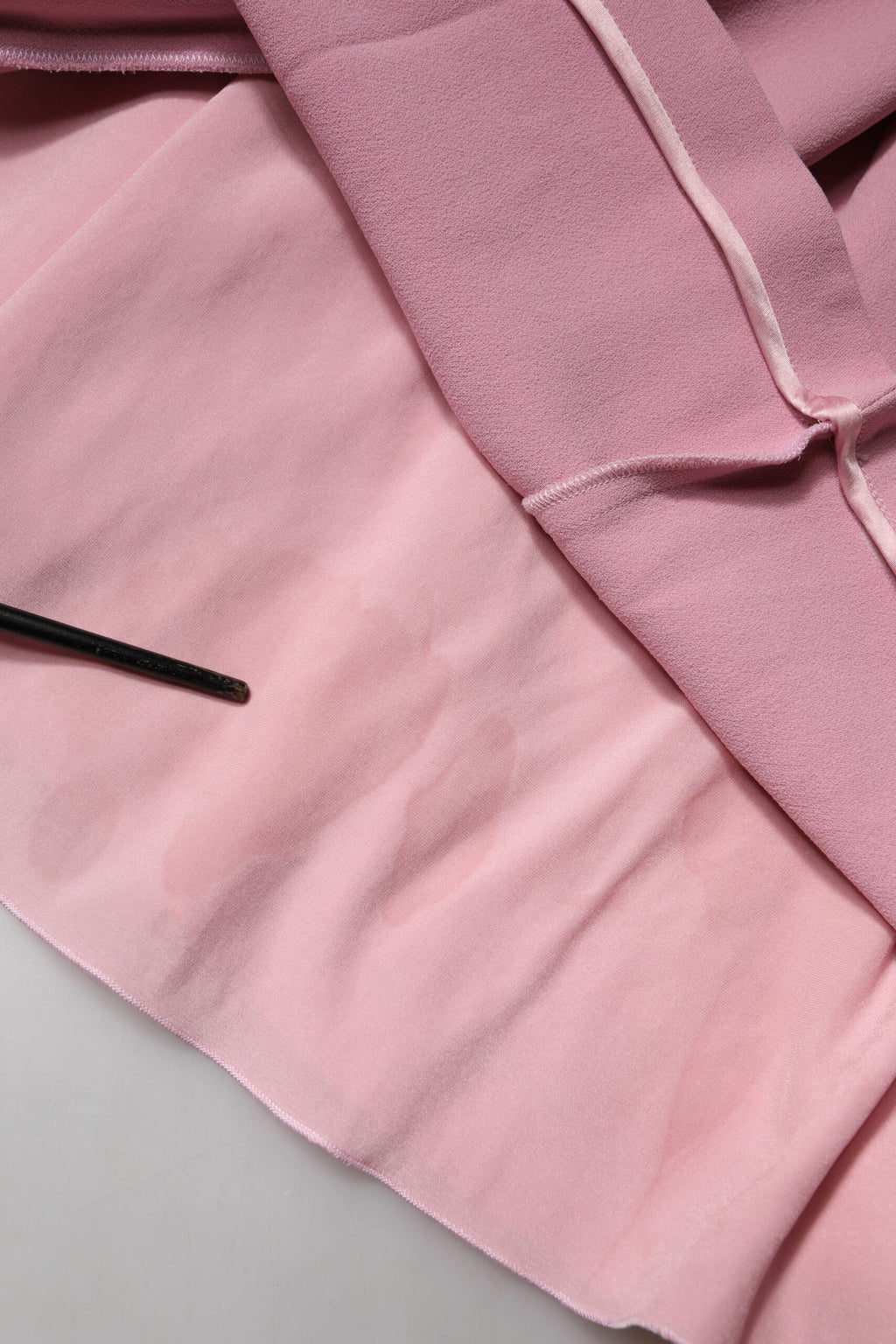 Robe midi en viscose rose sans manches de Dolce & Gabbana, coupe ajustée et élégante, pour un look sophistiqué.