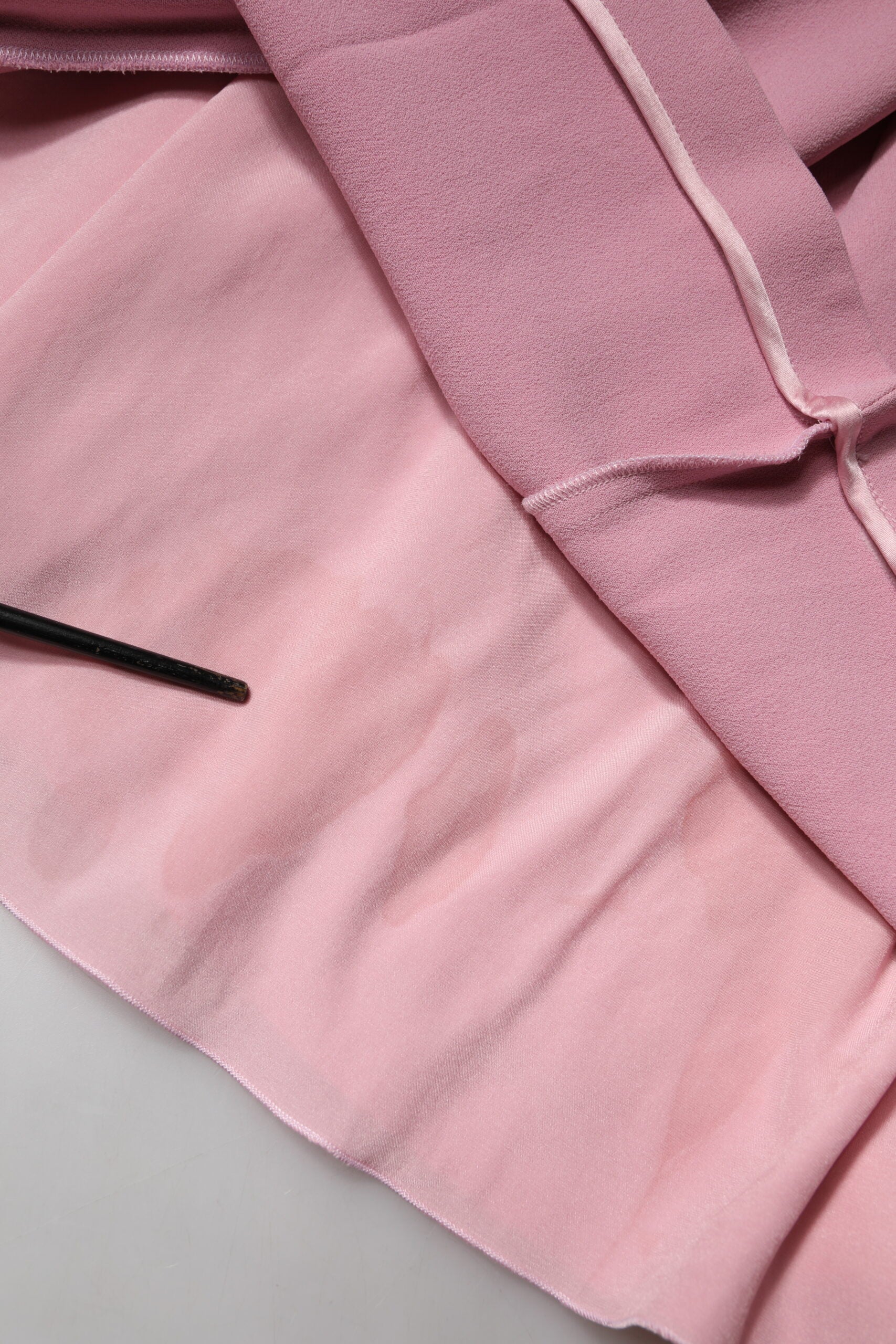 Robe midi en viscose rose sans manches de Dolce & Gabbana, coupe ajustée et élégante, pour un look sophistiqué.