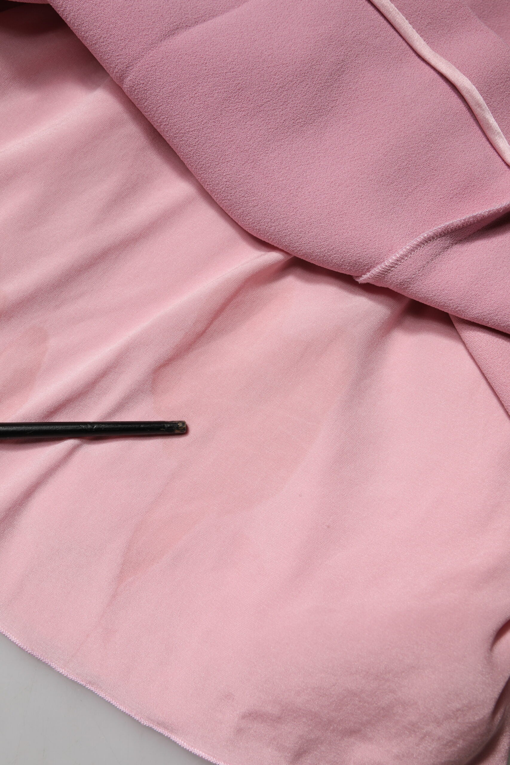 Robe midi sans manches en viscose rose de Dolce & Gabbana, coupe ajustée et élégante, portée sur un mannequin.