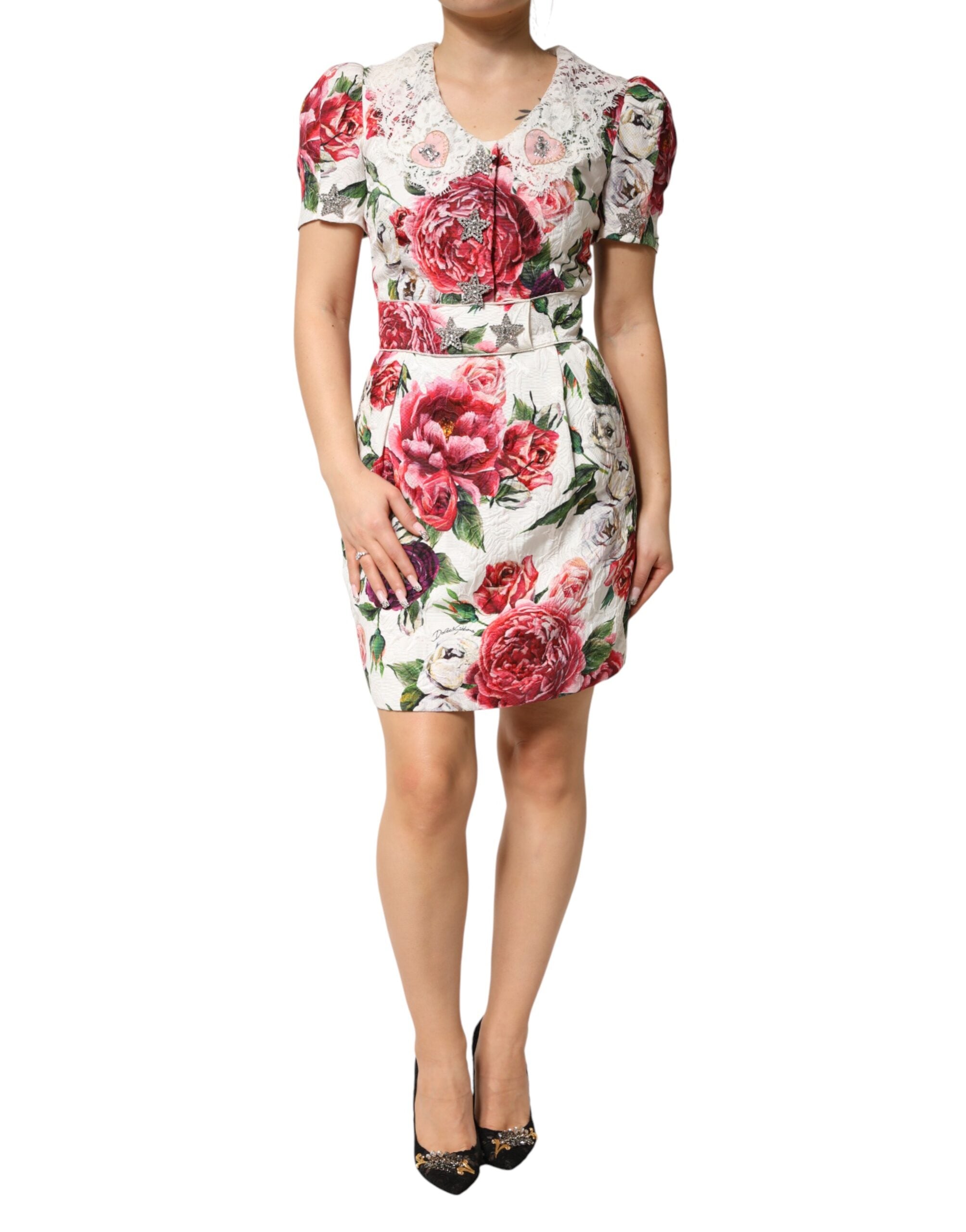Robe courte blanche Dolce & Gabbana à fleurs brodées, robe fourreau élégante et féminine avec embellissements floraux.