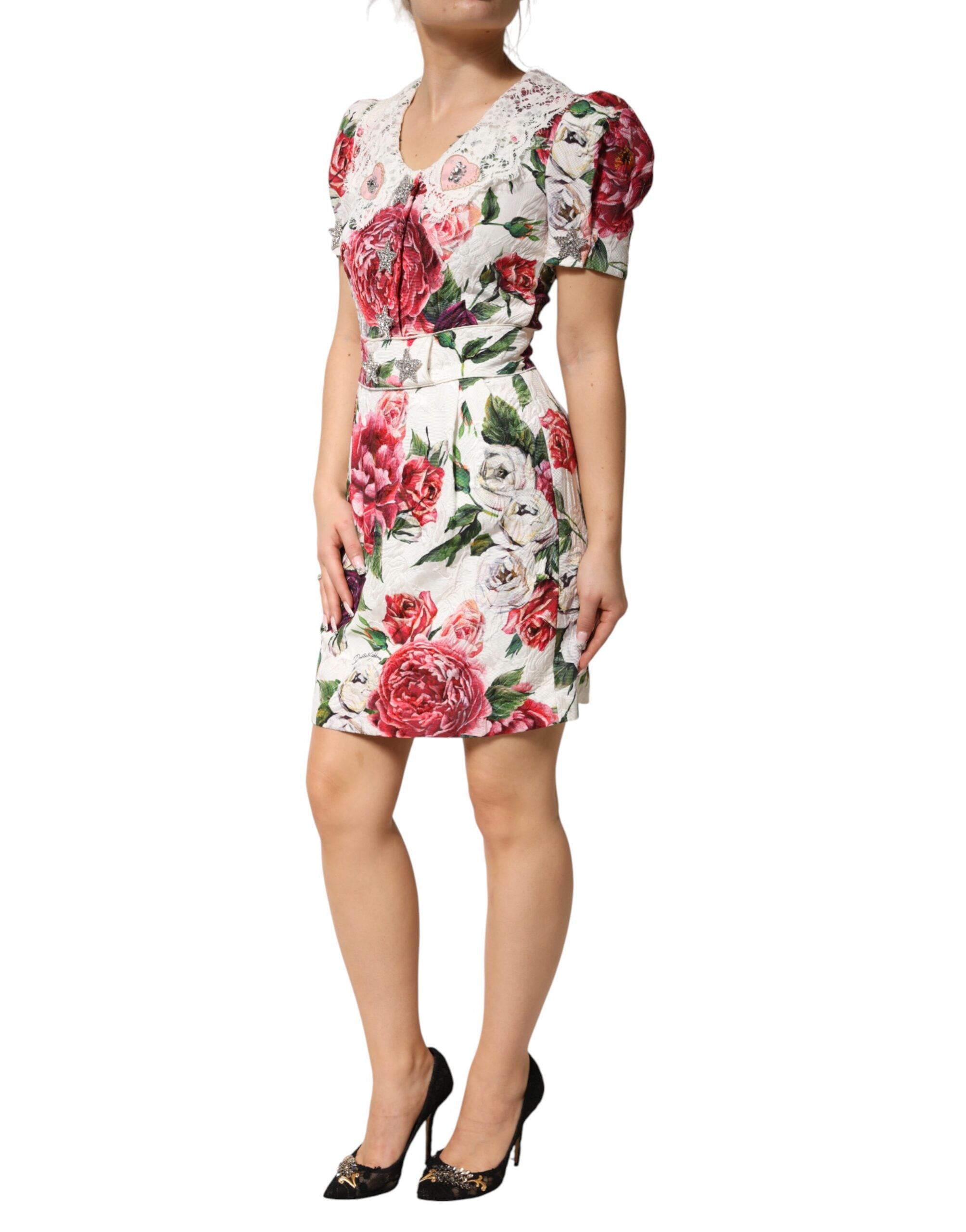 Robe courte blanche à fleurs et ornements de Dolce & Gabbana, robe de soirée élégante avec coupe ajustée et détails floraux.
