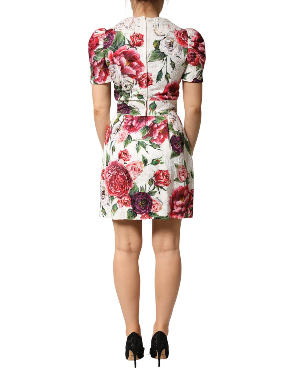 Robe courte blanche Dolce & Gabbana à fleurs brodées et détails ornés, silhouette ajustée élégante.