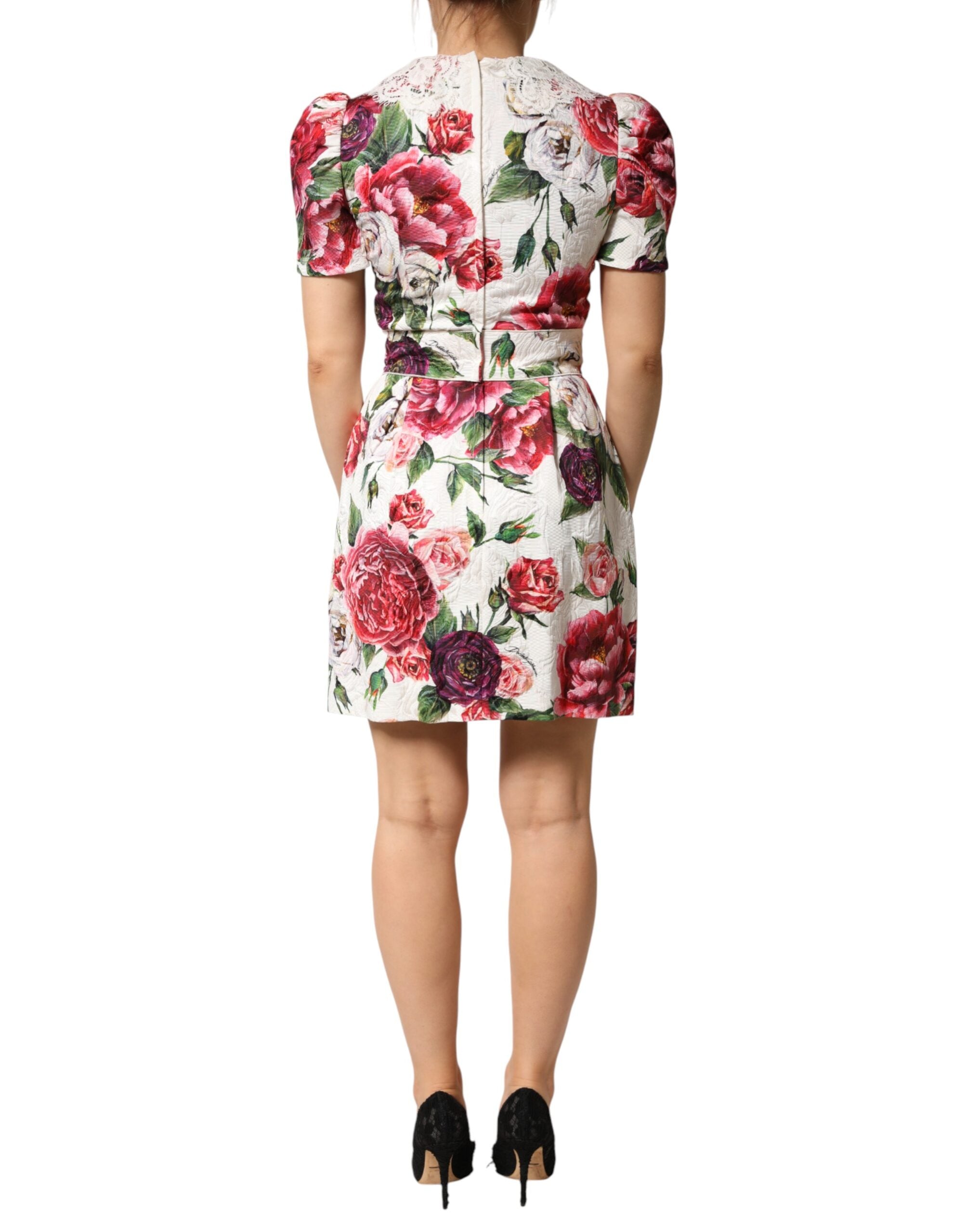 Robe courte blanche Dolce & Gabbana à fleurs brodées et détails ornés, silhouette ajustée élégante.