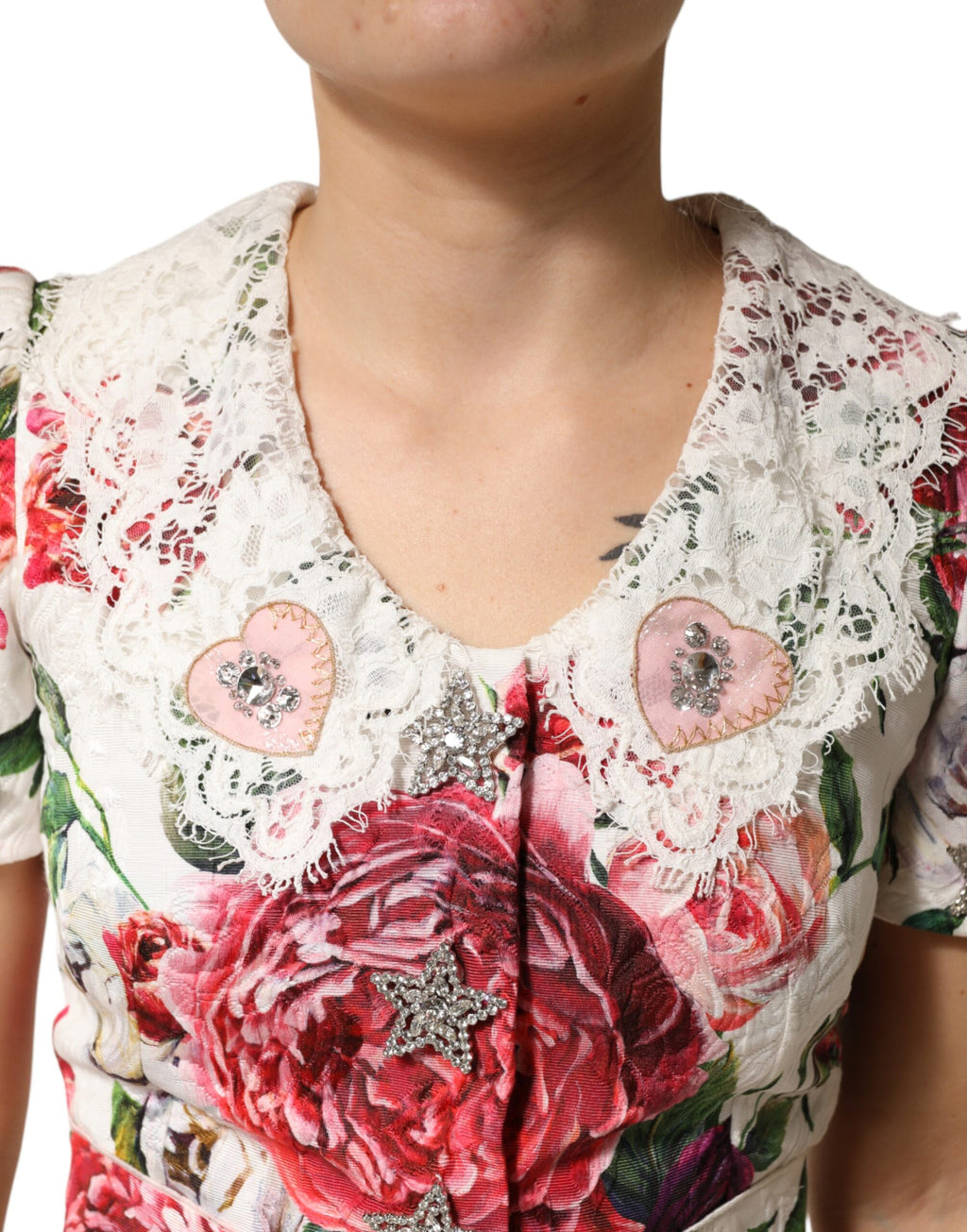 Robe courte blanche Dolce & Gabbana à fleurs ornées, style robe cintrée élégante avec détails floraux raffinés.