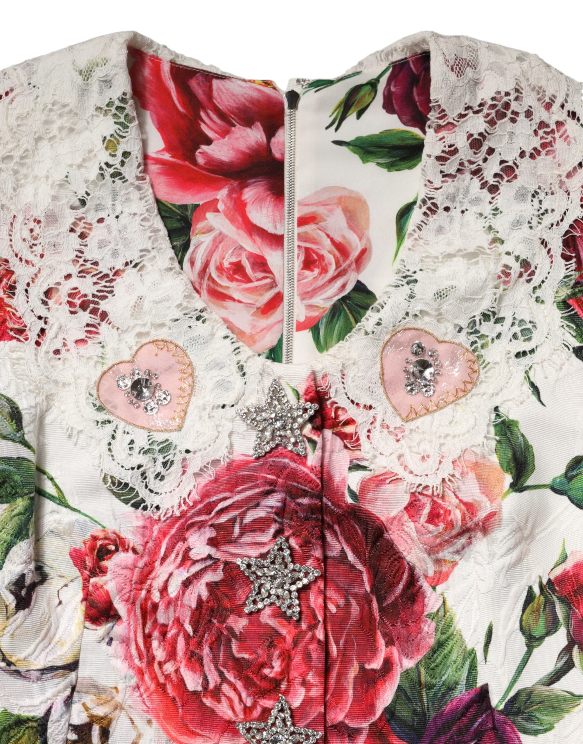 Robe courte blanche Dolce & Gabbana à fleurs ornées, robe fourreau élégante avec embellissements floraux.