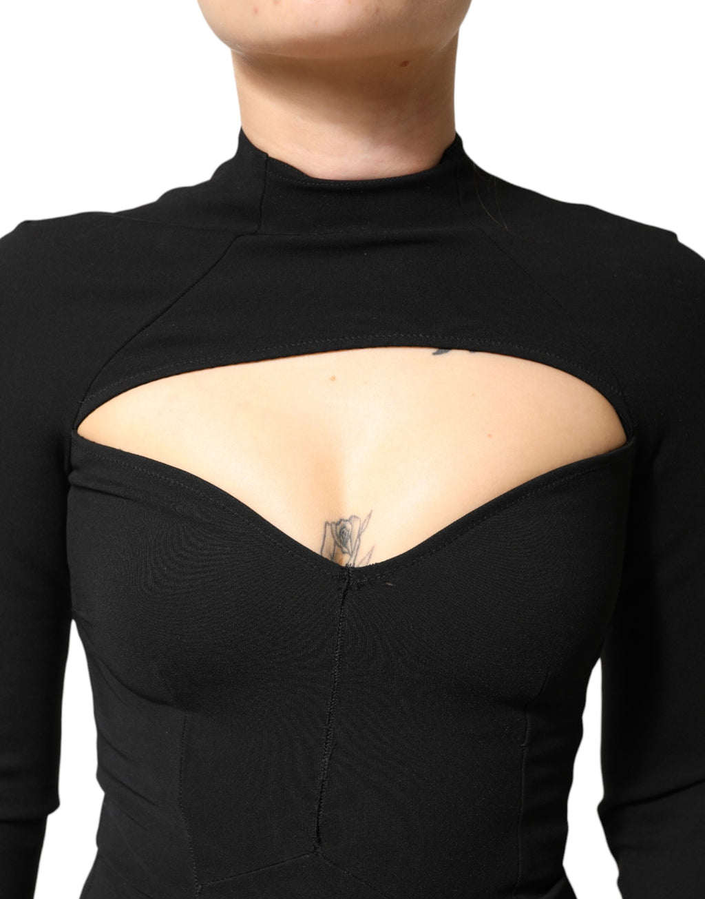 Robe midi moulante en viscose noire de Dolce & Gabbana, style bodycon avec coupe élégante et détails sophistiqués.
