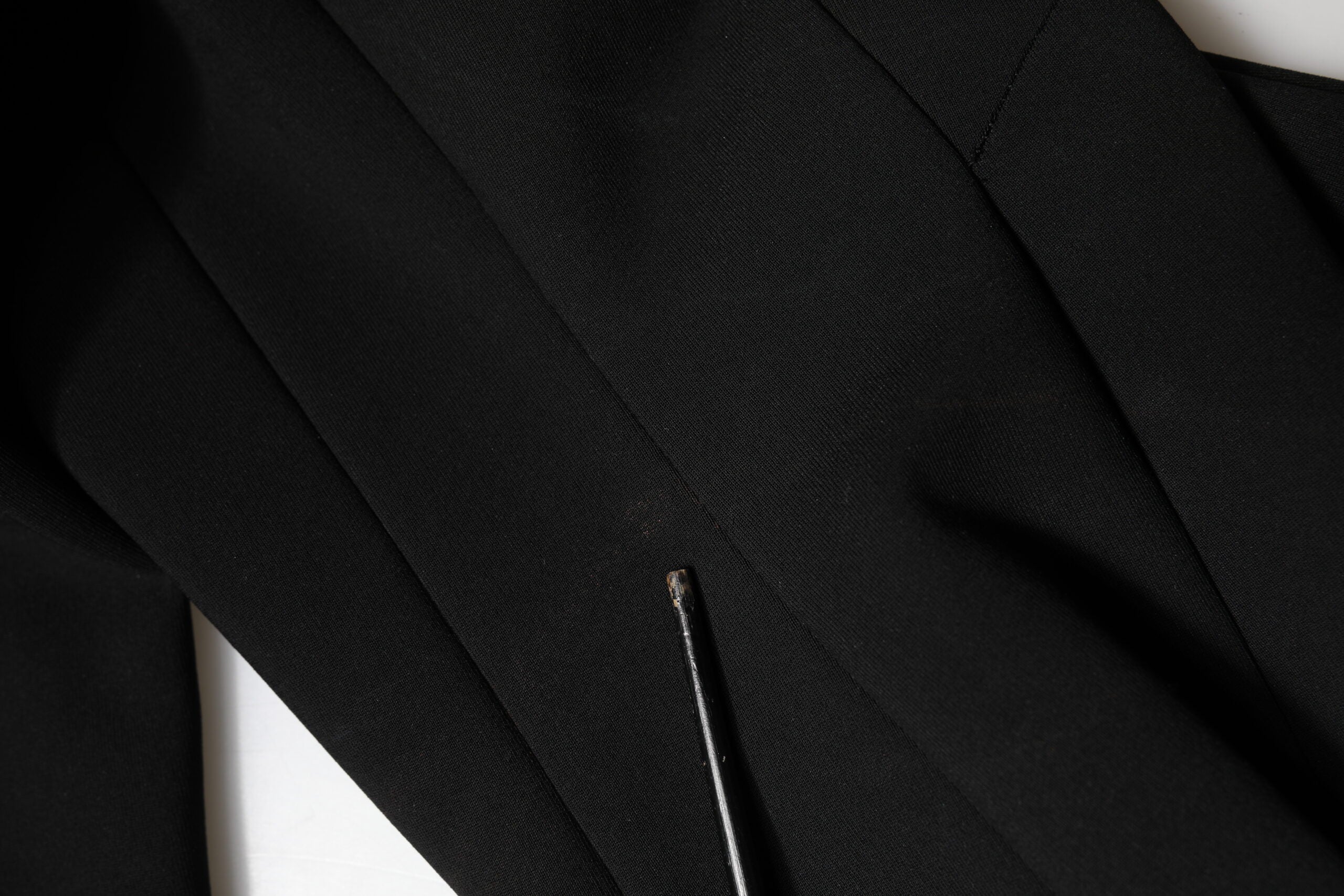 Robe midi noire en viscose de coupe ajustée et style bodycon de Dolce & Gabbana, élégante et sophistiquée.