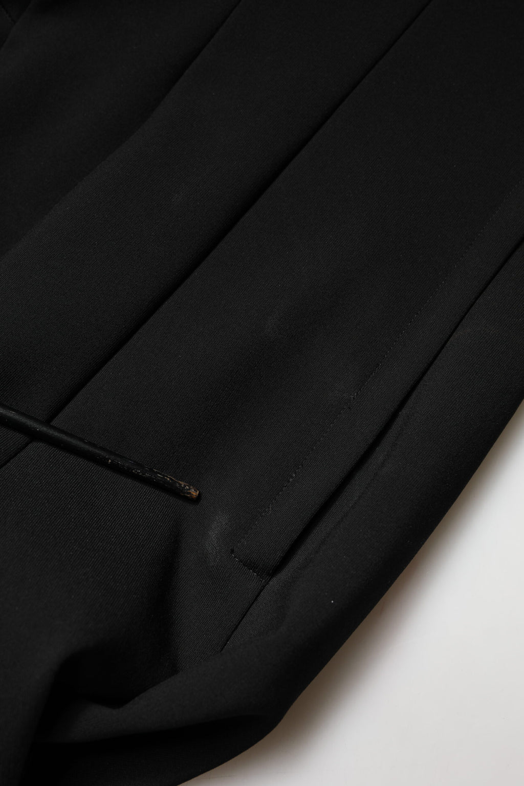 Robe midi noire Dolce & Gabbana en viscose, coupe ajustée et moulante, avec un style élégant et sophistiqué.