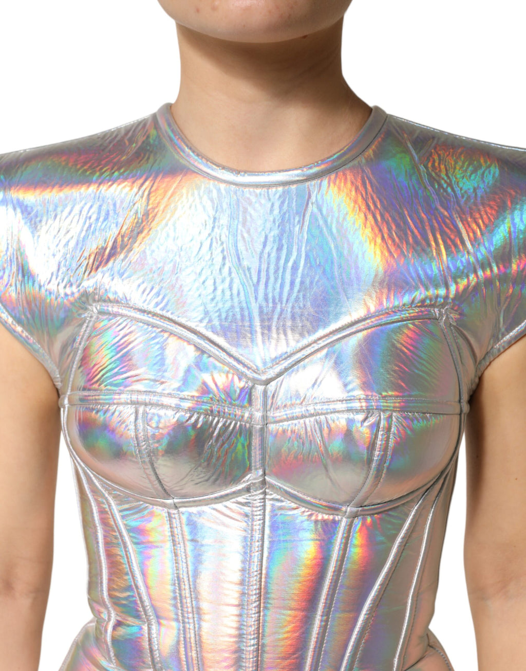 Robe moulante midi couleur iridescente argentée de Dolce & Gabbana, élégante et brillante, en tissu satin brillant.