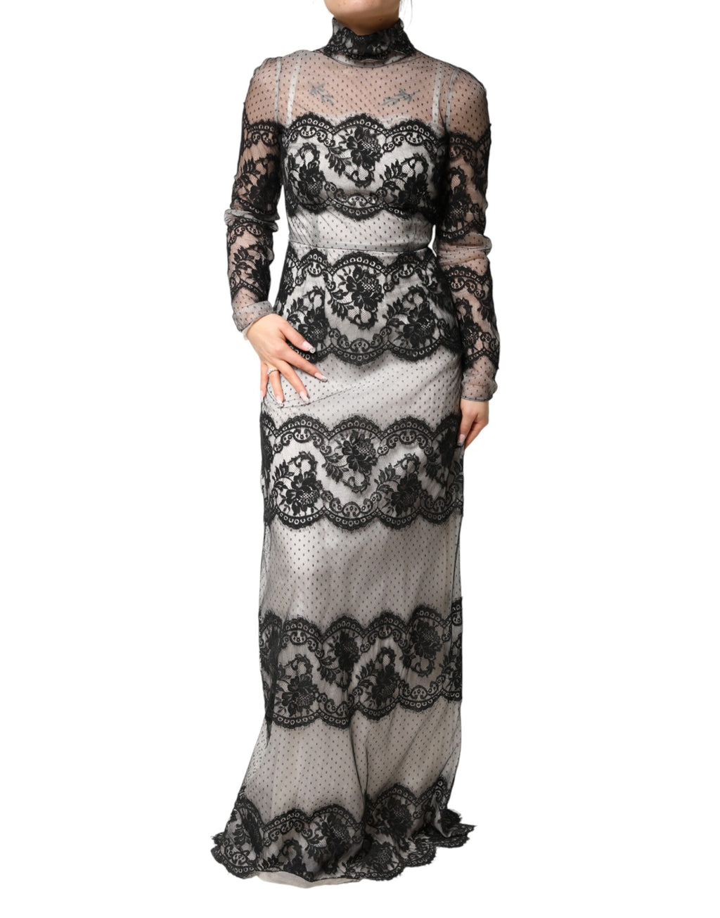 Robe longue noire et blanche en dentelle et soie mélangée de Dolce & Gabbana, coupe maxi, élégante et raffinée.