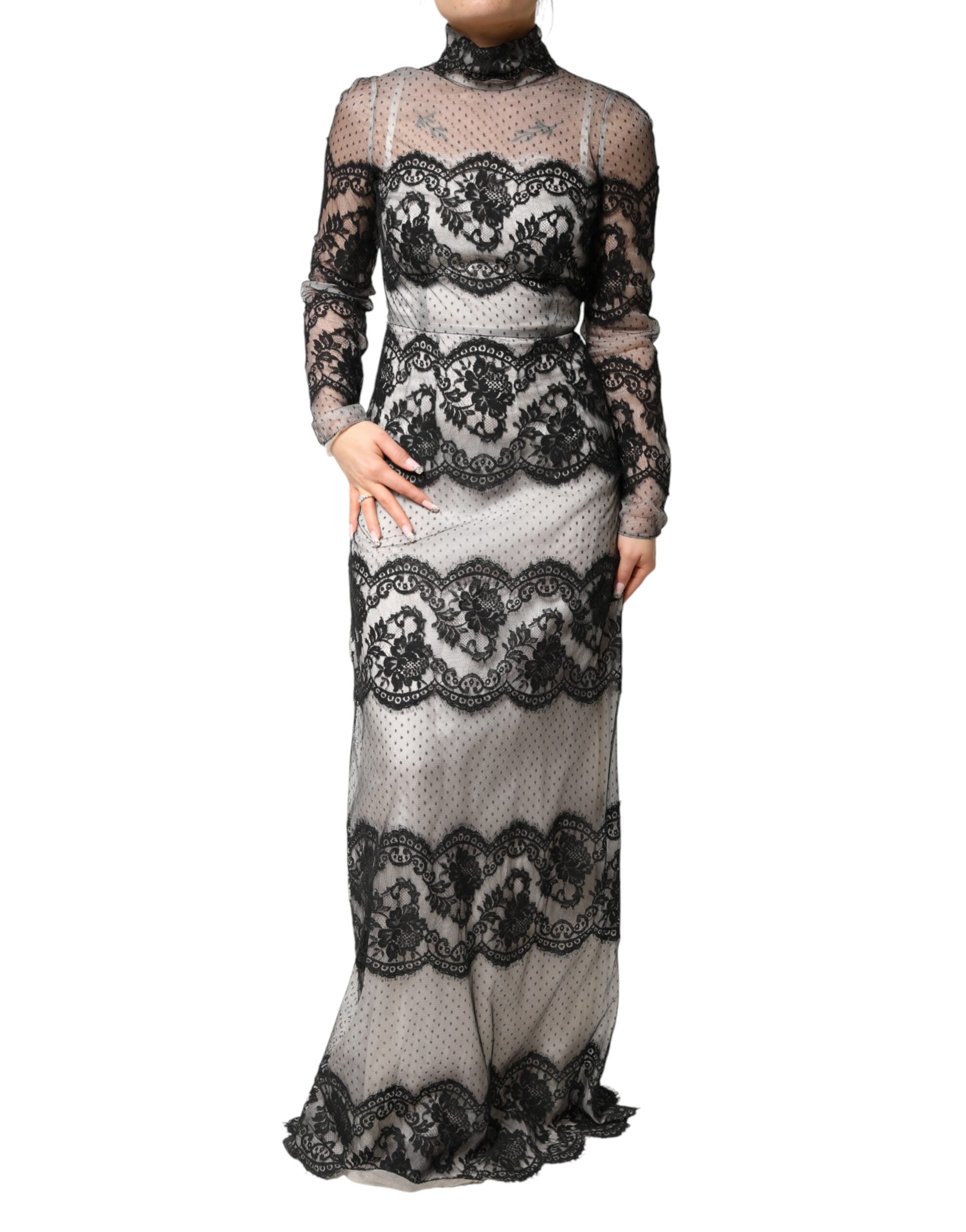 Robe longue Dolce & Gabbana en mélange de soie, dentelle noire et blanche, style maxi sheath, élégante et sophistiquée.