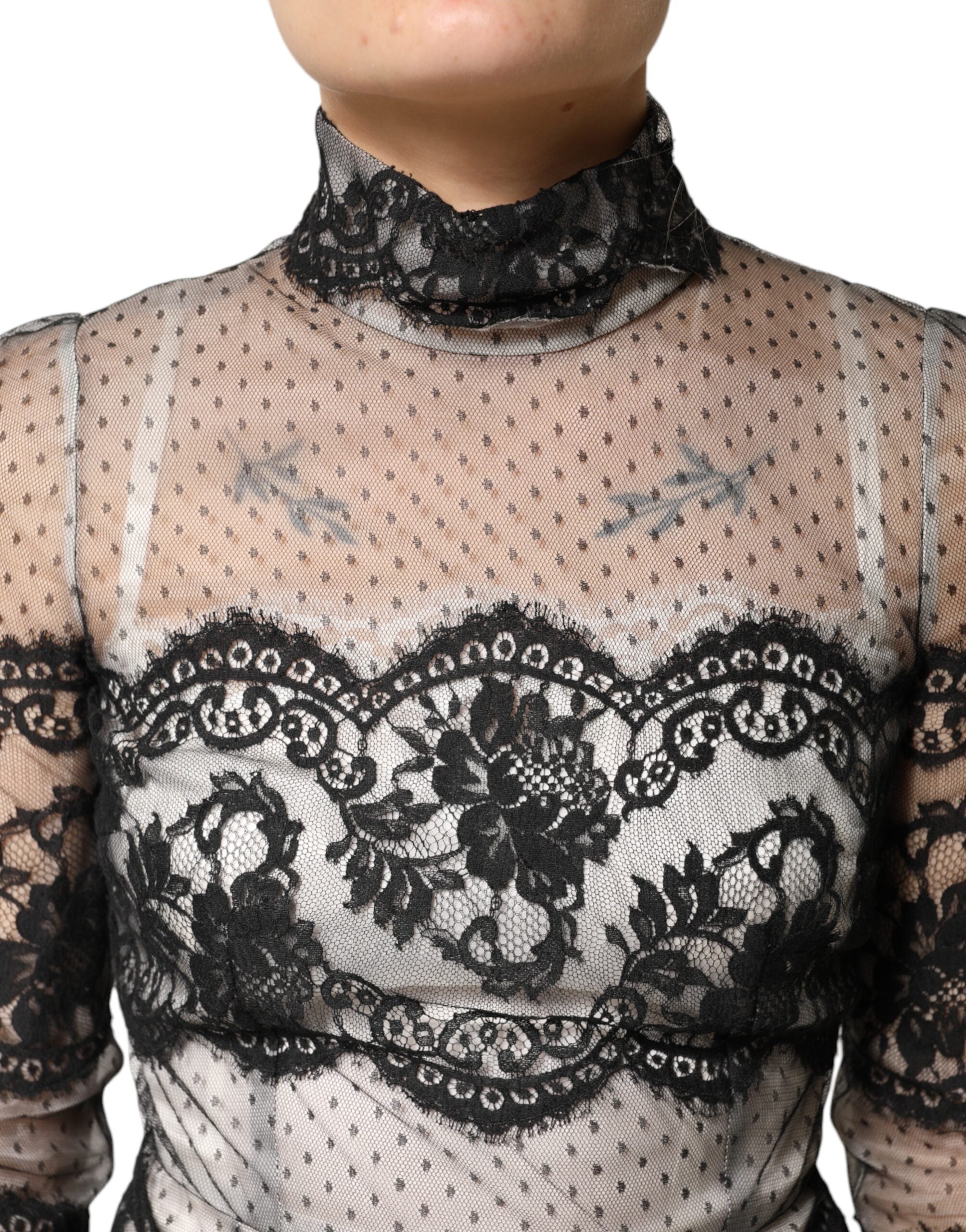 Robe longue en dentelle noire et blanche en soie mélangée de Dolce & Gabbana, style maxi-sheath, élégante et sophistiquée.