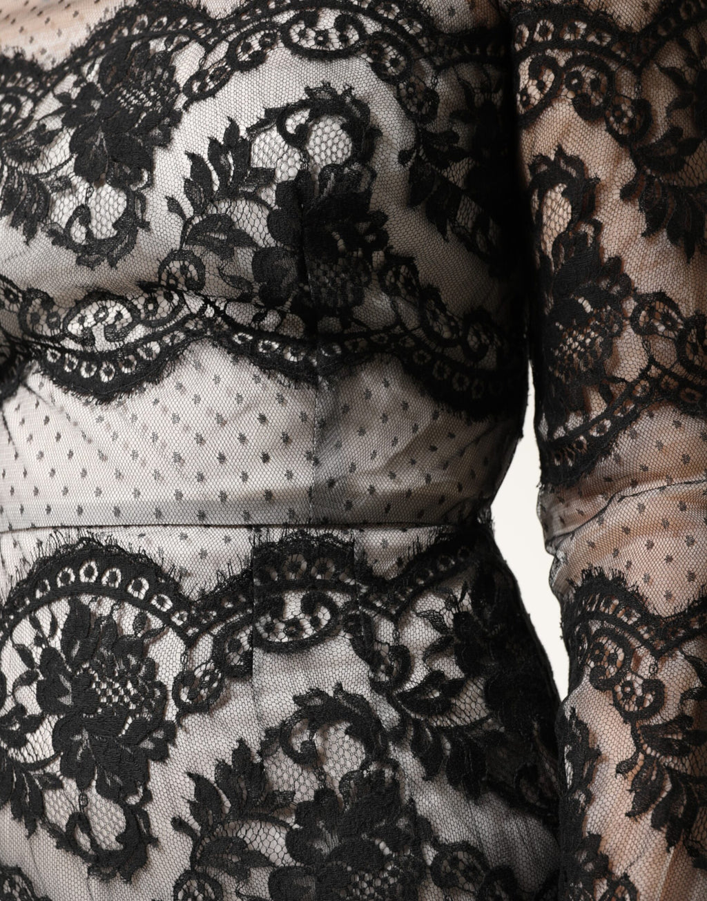 Robe longue noire et blanche en dentelle et soie mélangée de Dolce & Gabbana, style élégant et sophistiqué.