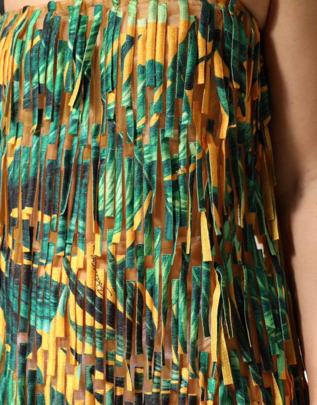Robe longue Dolce & Gabbana à motif tropical multicolore avec franges, style maxi dress, pour une allure estivale élégante.