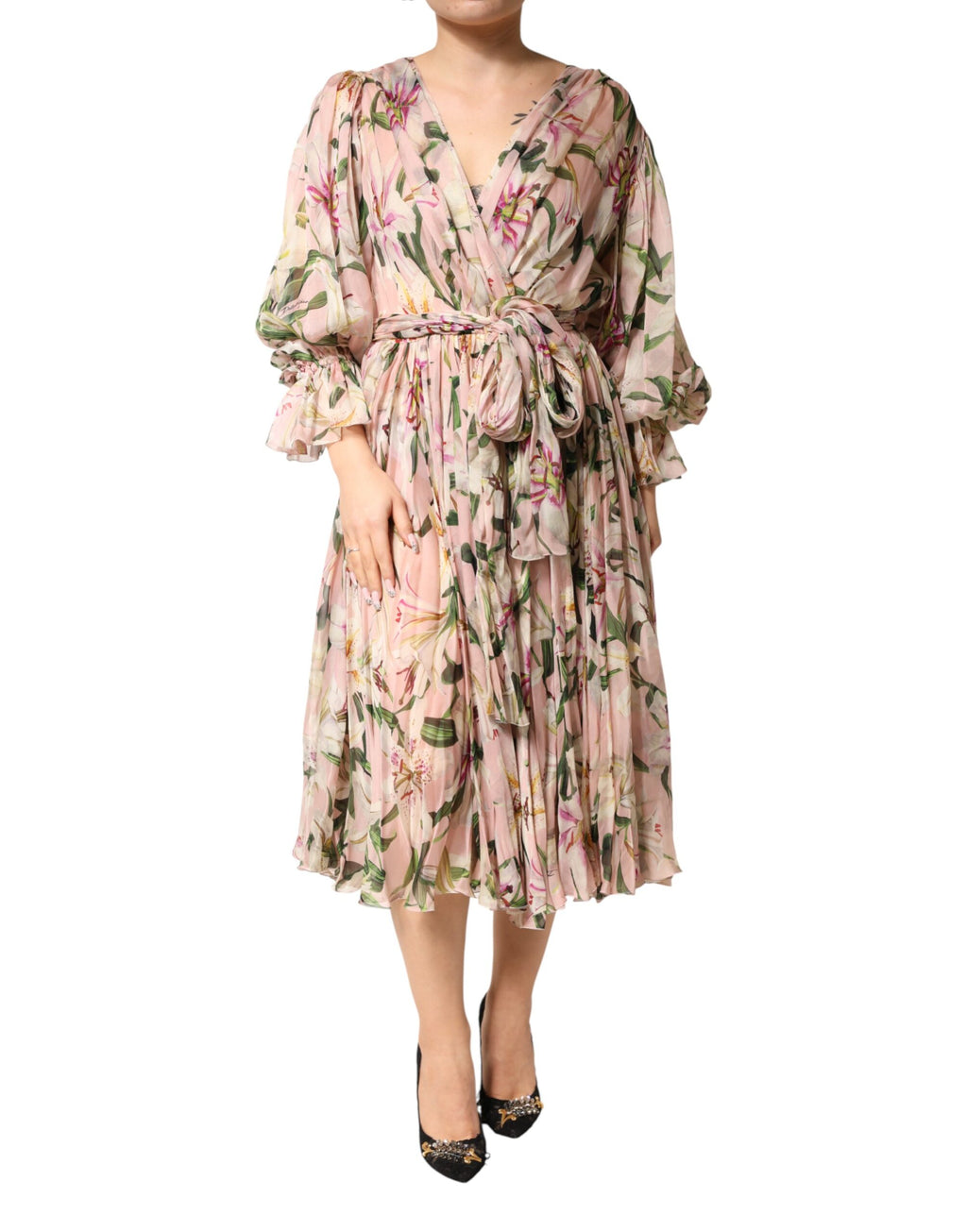 Robe longue plissée à fleurs de lys rose de Dolce & Gabbana, coupe en ligne A, style élégant et féminin.