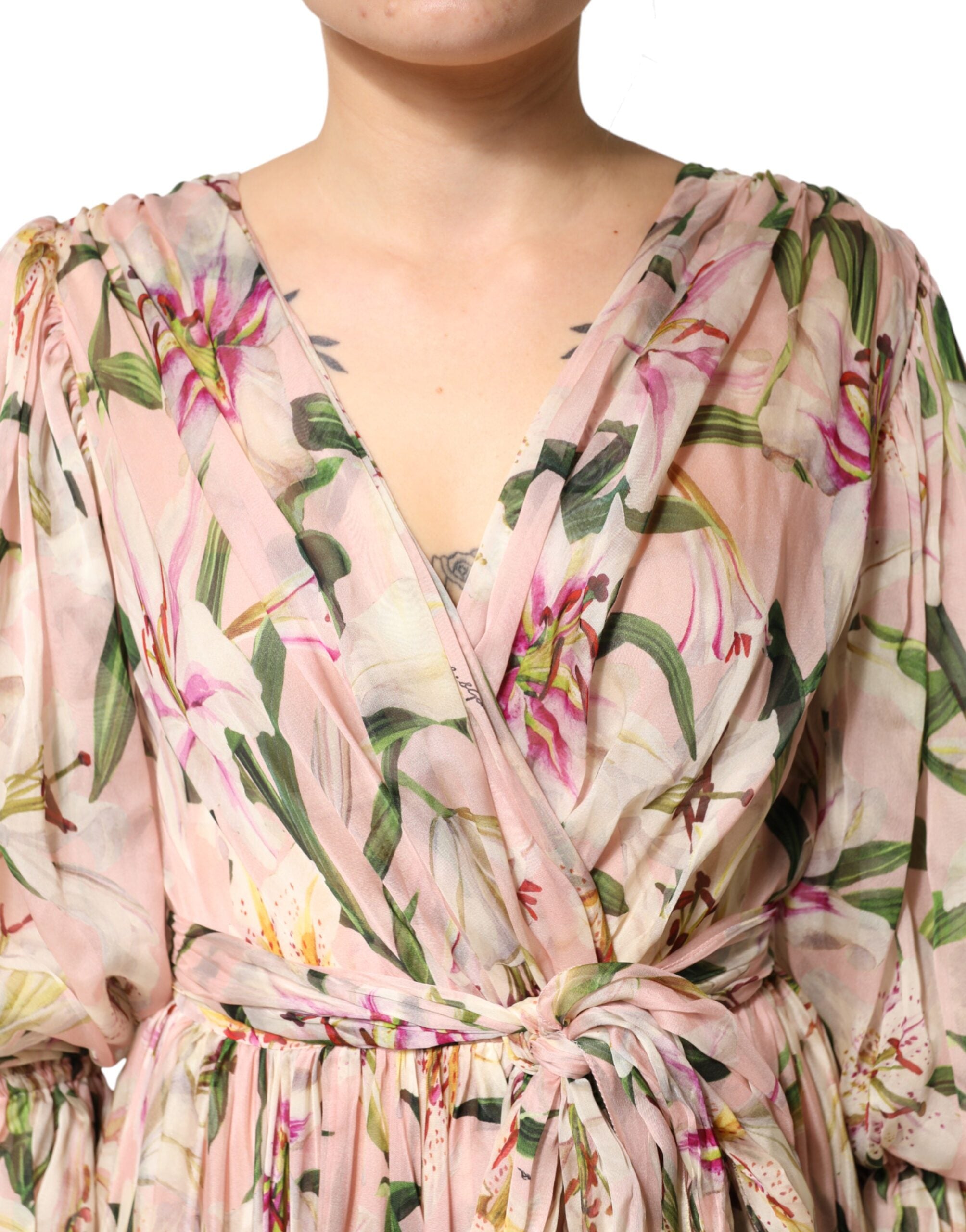 Robe longue plissée à imprimé lys rose de Dolce & Gabbana, style évasé et élégant, pour femme.